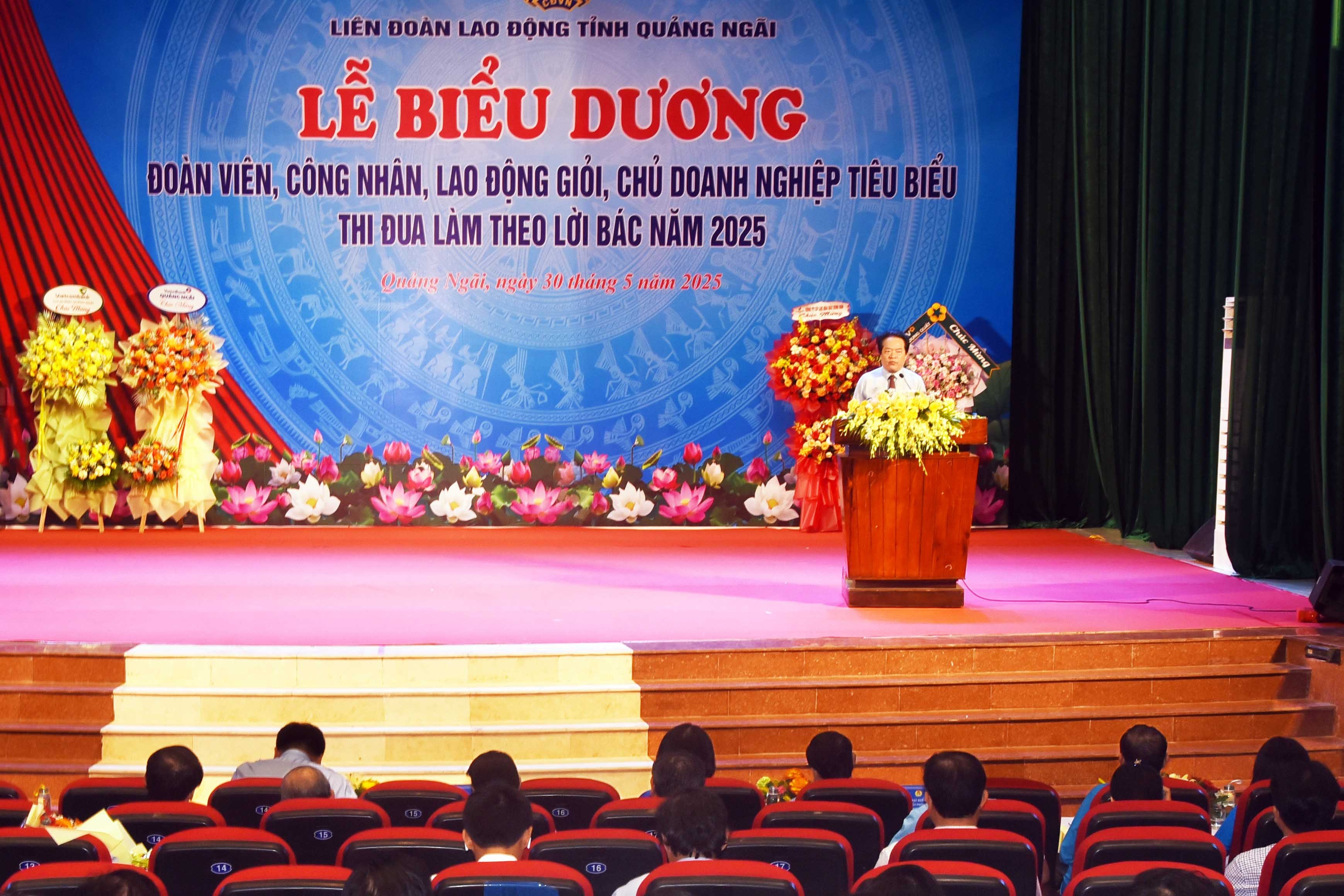 7-ong-vo-phien-pho-chu-tich-ubnd-tinh-phat-bieu-tai-buoi-le-1748611554.jpg