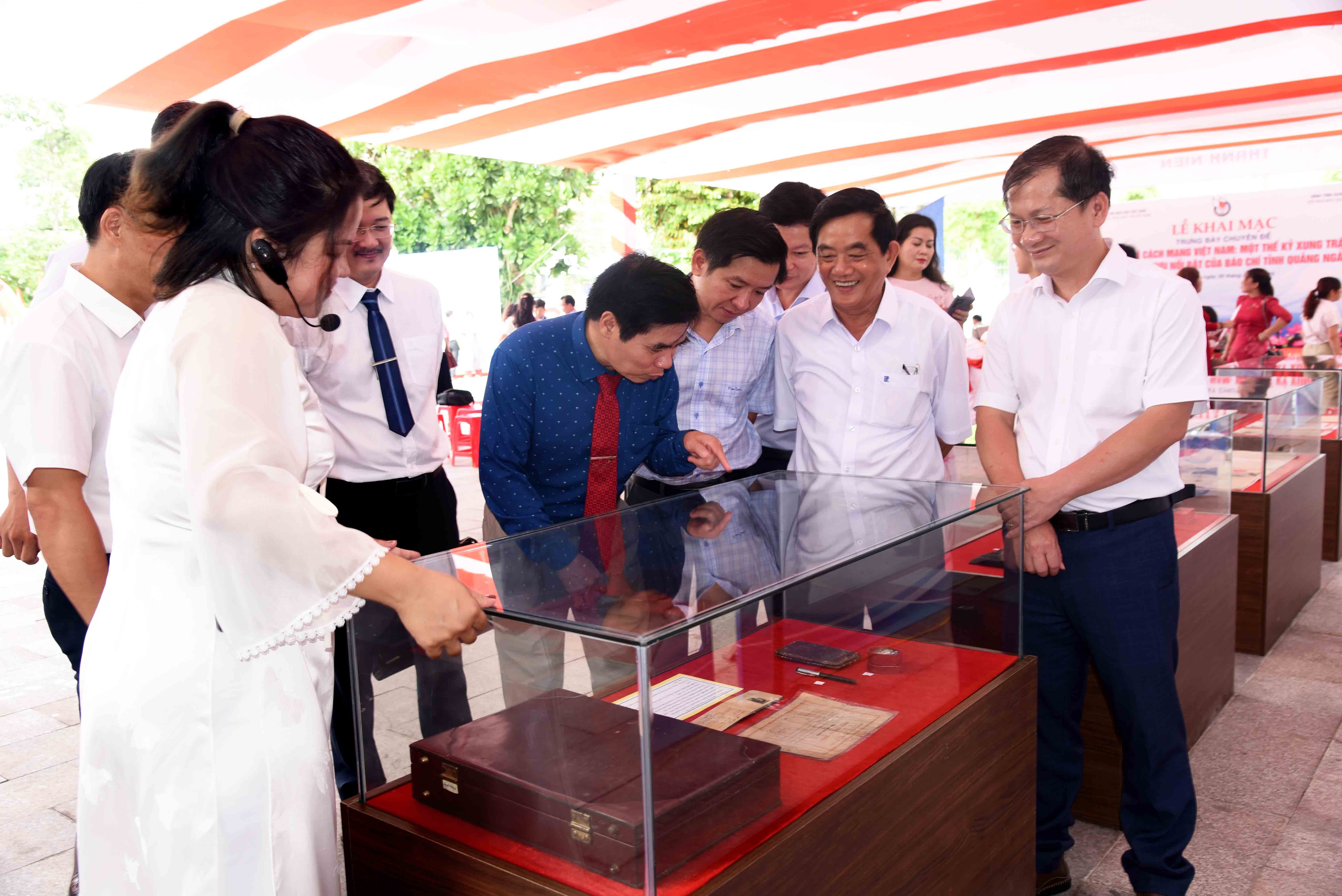 8-cac-dai-bieu-xem-hien-vat-cua-cac-nha-bao-trung-bay-tai-le-khai-mac-1748592135.jpg
