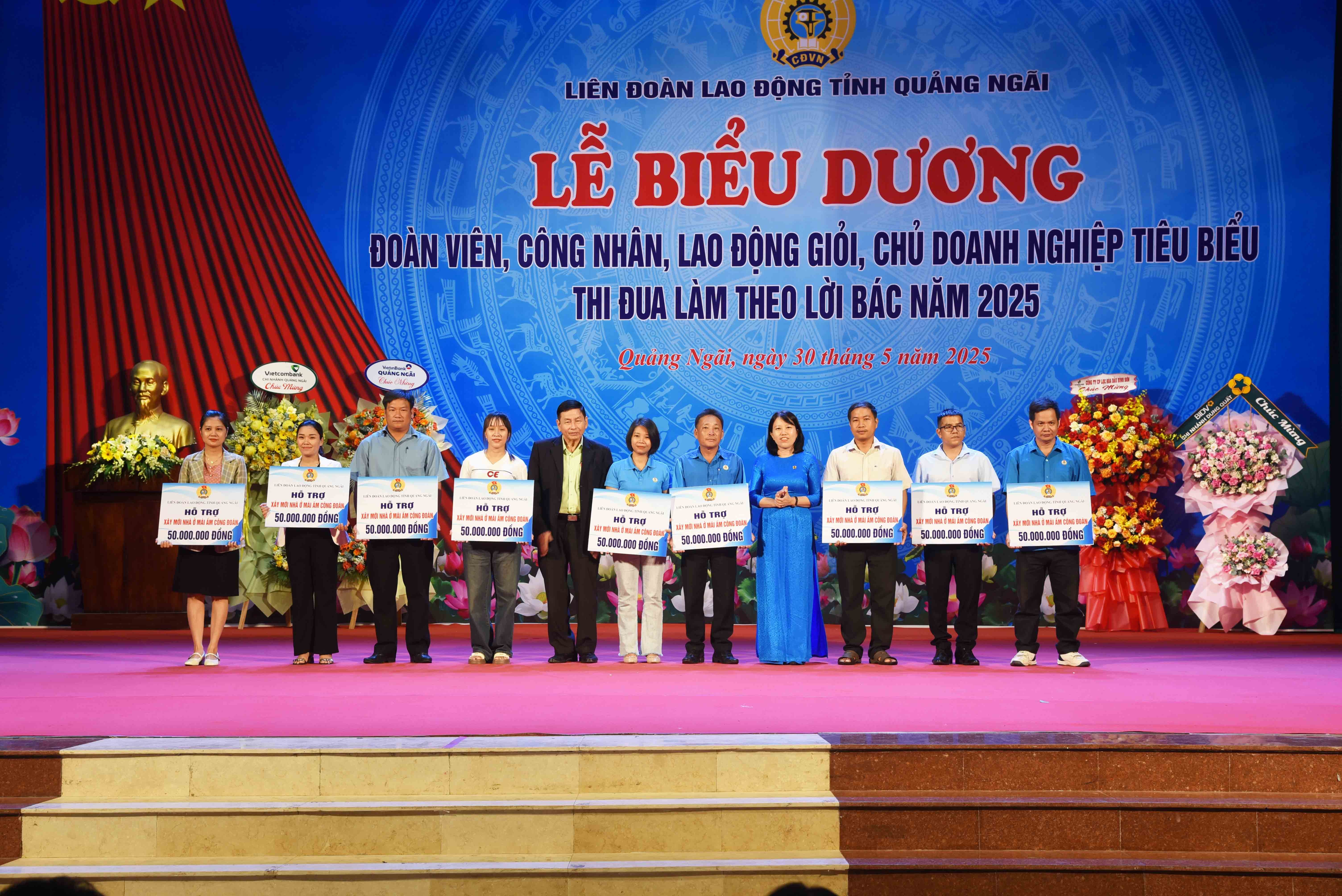 8-lanh-dao-lien-doan-lao-dong-tinh-va-giam-doc-cong-ty-cp-duong-trao-bang-tuong-trung-ho-tro-xay-moi-nha-o-mai-am-cong-doan-nam-2025-cho-nguoi-lao-dong-1748611554.jpg
