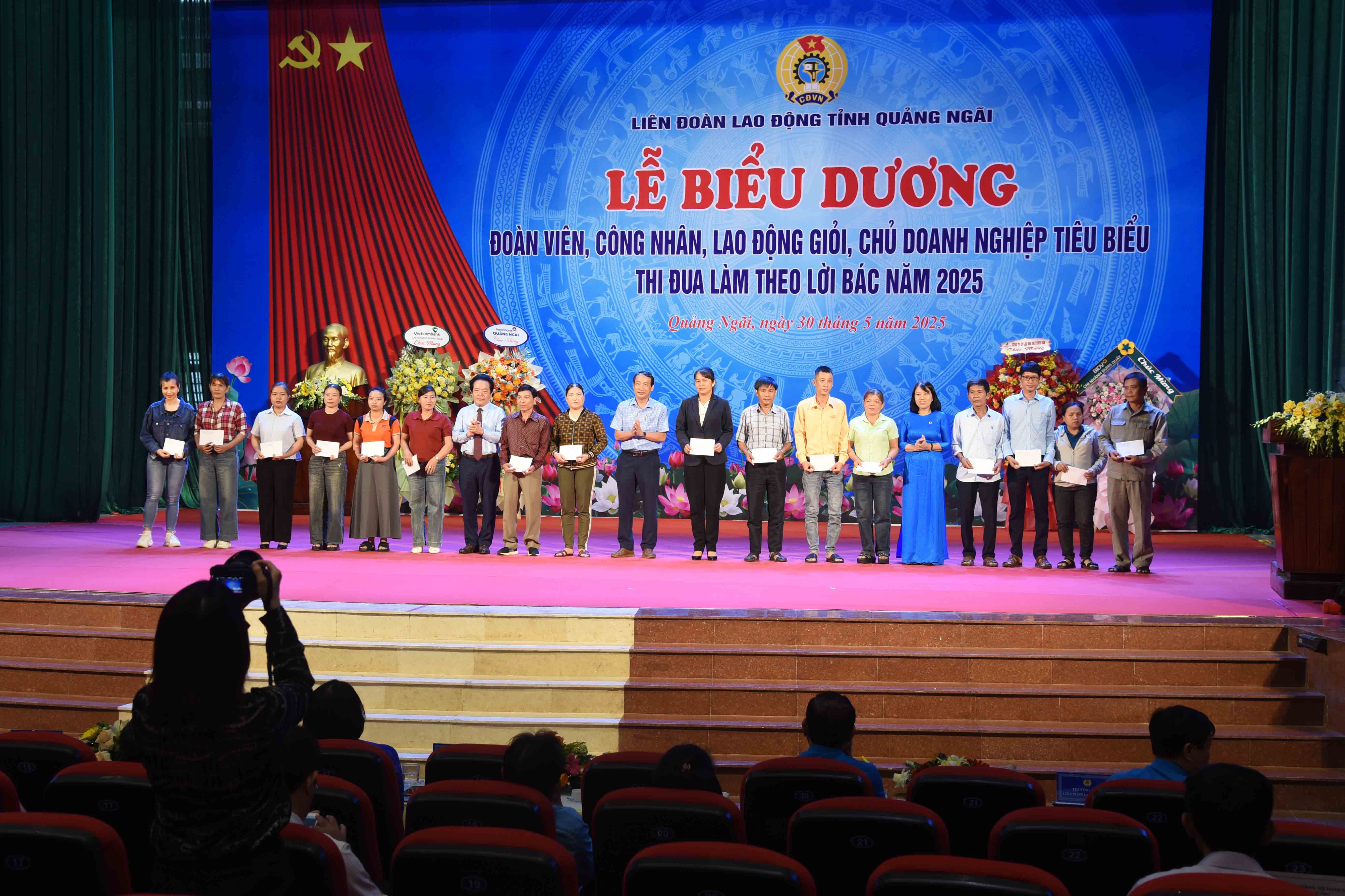 9-lanh-dao-ubnd-hdnd-va-pho-chu-tich-lien-doan-lao-dong-tinh-trao-qua-cho-cho-doan-vien-cnvcld-kho-khan-1748611555.jpg