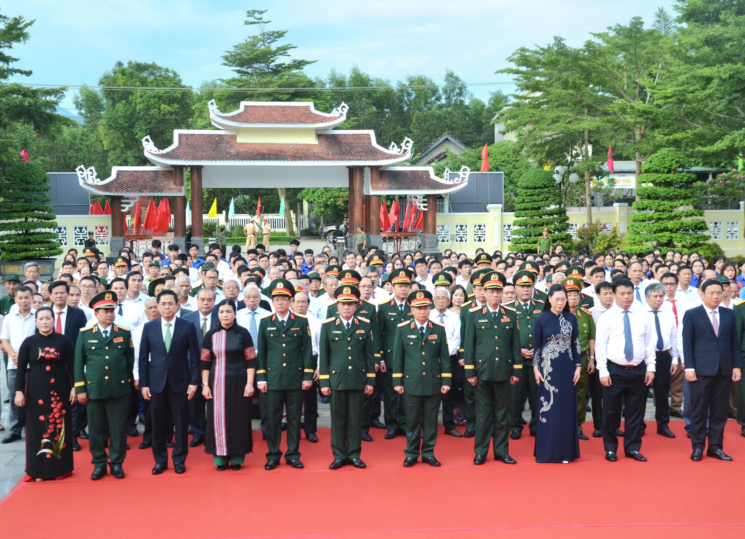 1-cac-dai-bieu-du-le-ky-niem-vieng-cac-anh-hung-liet-si-tai-den-tuong-niem-ba-gia-1748683309.jpg