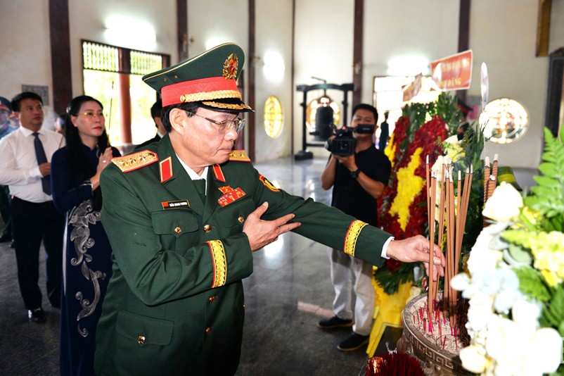 2-pho-chu-tich-quoc-hoi-thuong-tuong-tran-quang-phuong-dang-huong-tri-an-cac-anh-hung-liet-si-tai-tuong-dai-chien-thang-ba-gia-xa-tinh-son-huyen-son-tinh-quang-ngai-1748683308.jpg