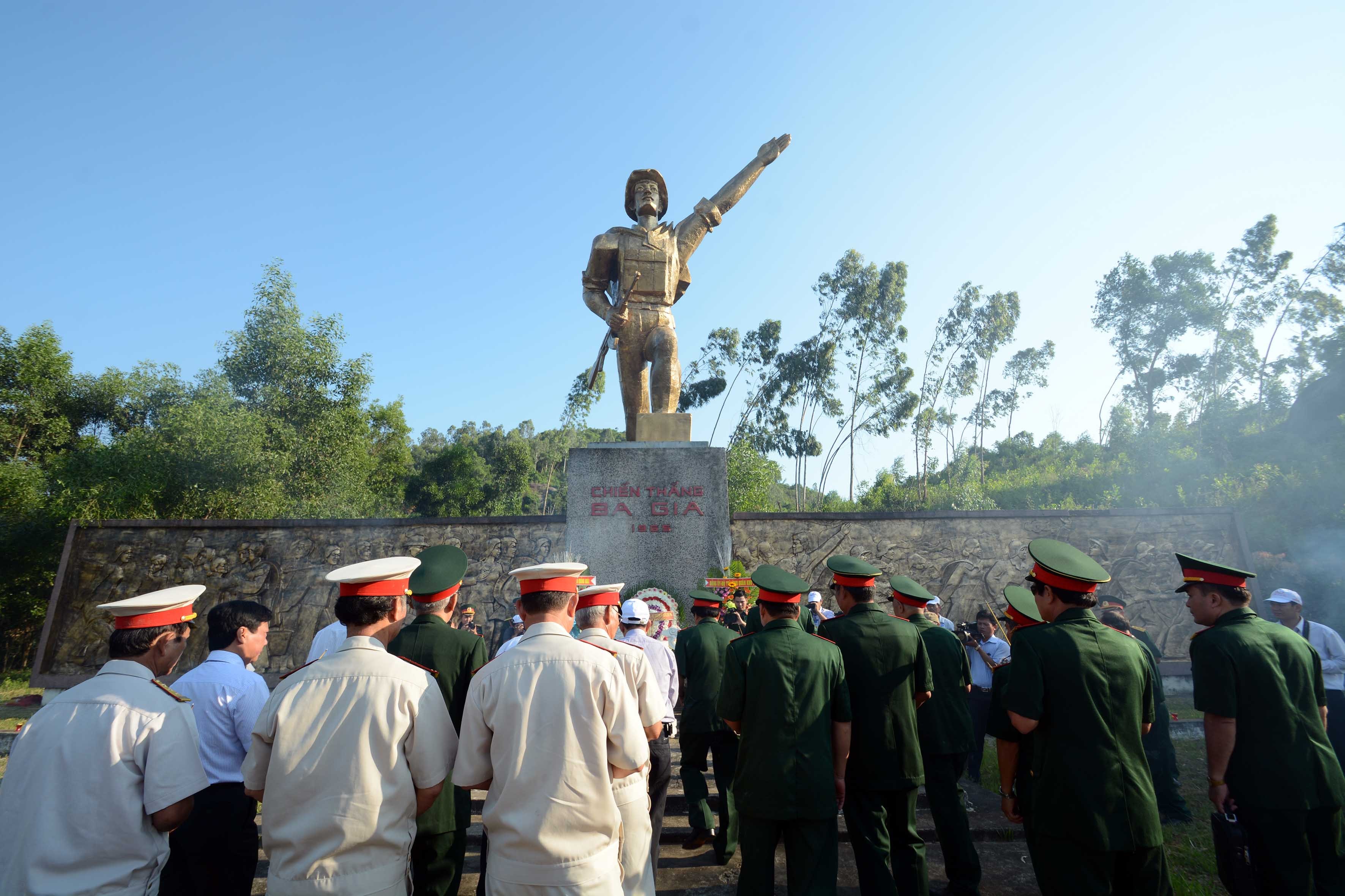 6a-cac-cuu-chien-binh-vieng-truoc-tuong-dai-chien-thang-ba-gia-anh-dang-lam-1748683309.jpg