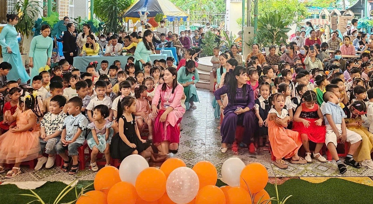 dong-dao-phu-huynh-hoc-sinh-cac-em-hoc-sinh-truong-mam-non-tan-dong-tham-du-le-tong-ket-nam-hoc-2024-2025-1748779876.jpg
