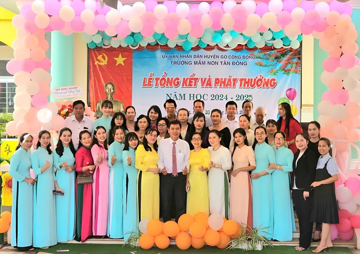 lanh-dao-dia-phuong-chup-anh-cung-tap-the-giao-vien-phu-huynh-hoc-sinh-truong-mam-non-tan-dong-1748779876.jpg