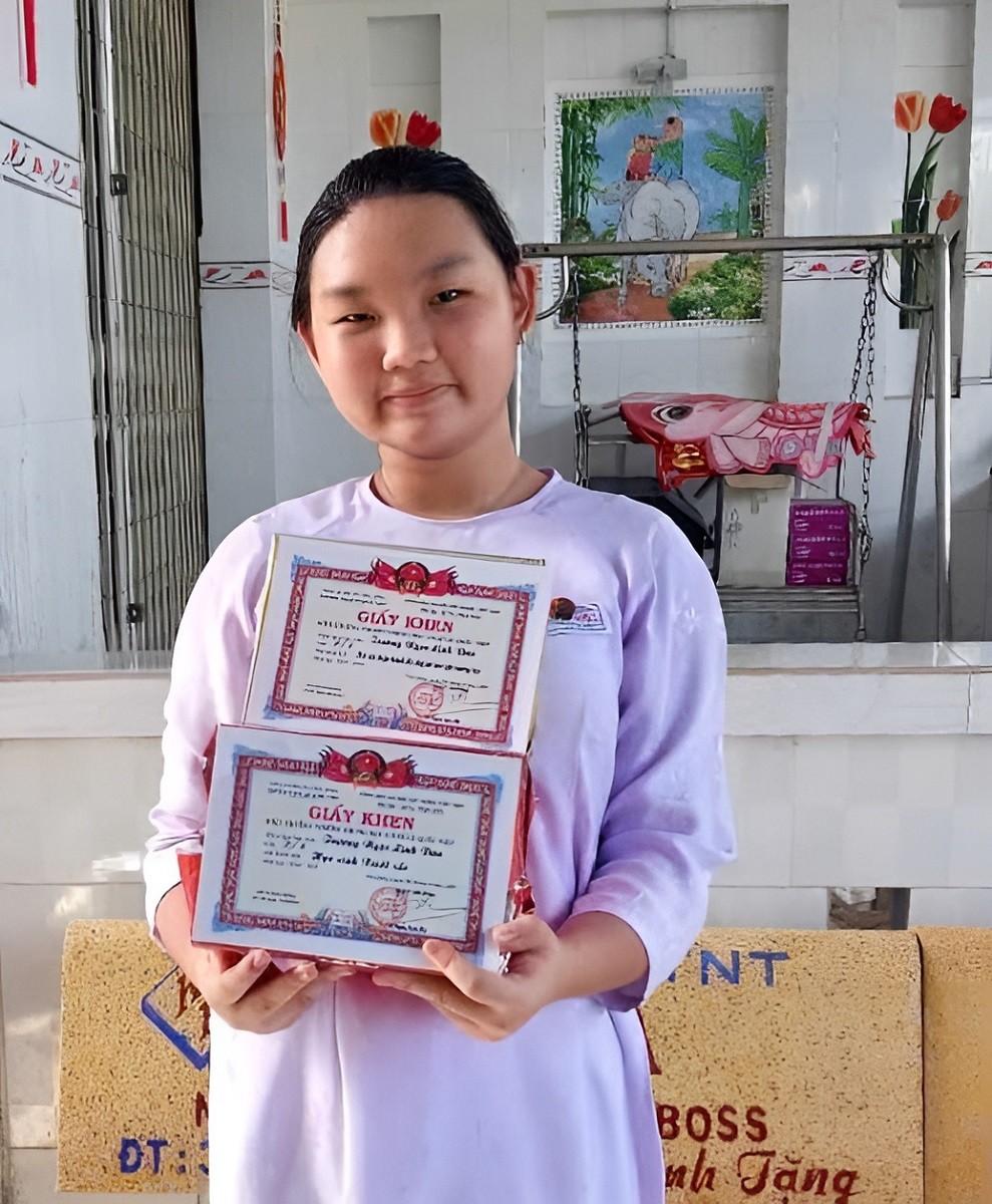 em-truong-ngoc-linh-dan-hoc-sinh-lop-7-truong-thcs-le-quoc-viet-duoc-khen-thuong-1748827196.jpg