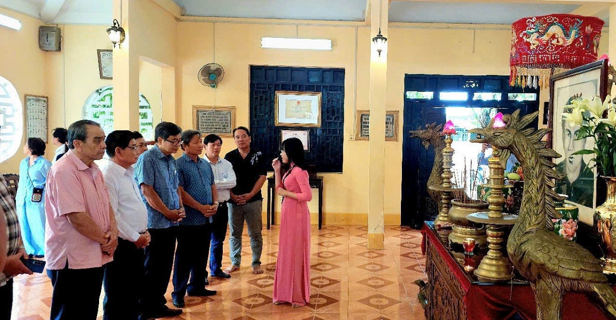 huong-dan-vien-gioi-thieu-ve-anh-hung-dan-toc-truong-dinh-1749390163.jpg