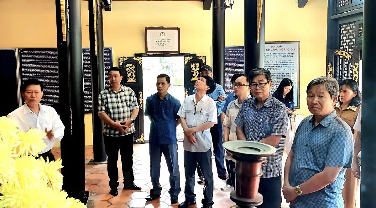 huong-dan-vien-gioi-thieu-ve-di-tich-lang-hoang-gia-1749390163.jpg