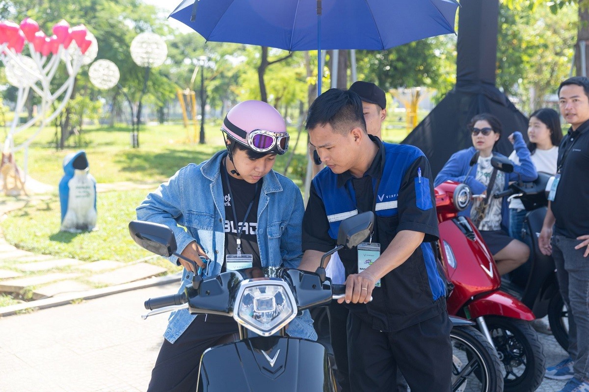 su-kien-doi-xang-lay-dien-khach-hang-duoc-huong-dan-lai-thu-va-tu-van-ve-san-pham-1749386254.jpg