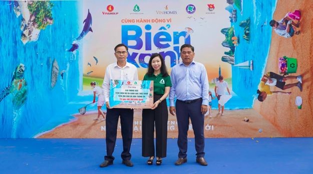 quy-vi-tuong-lai-xanh-trao-tang-410-thung-rac-cho-xa-dao-thanh-an-huyen-can-gio-1750040760.jpg