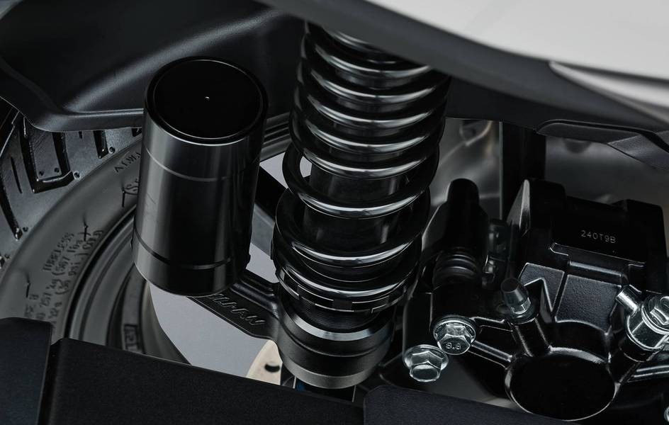 ke-huy-diet-honda-air-blade-chinh-thuc-ra-mat-voi-gia-576-trieu-dong-co-abs-2-kenh-va-tcs-nhu-sh-anh-4-1750147402.jpg