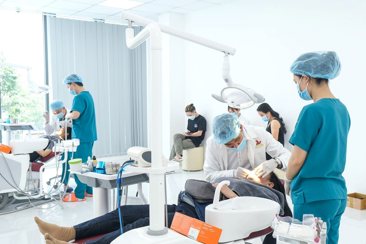 nha-khoa-valis-luxury-dental-voi-doi-ngu-bac-si-chuyen-mon-cao-1750127562.png
