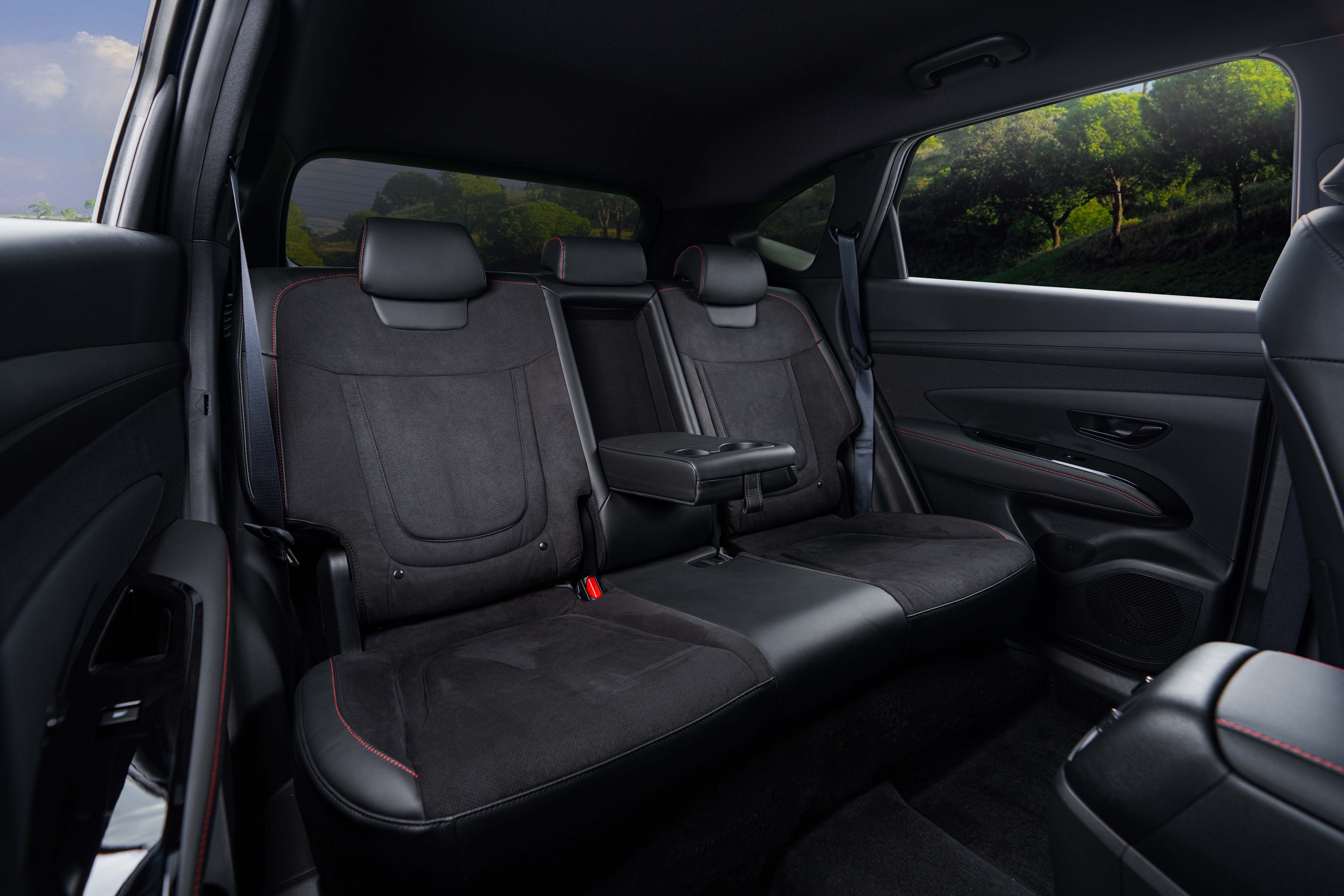 da-bai-mazda-cx-5-va-honda-cr-v-hyundai-ra-mat-sieu-pham-suv-co-c-moi-dep-long-lanh-gia-hap-dan-anh-8-1750237288.jpg
