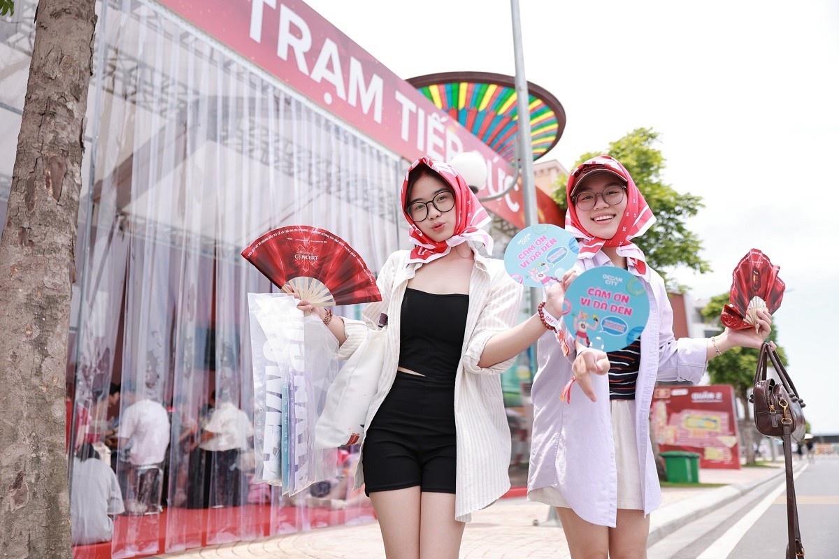 quat-cam-tay-tu-vincom-mega-mall-ocean-city-duoc-cac-ban-tre-yeu-thich-khi-tham-du-concert-1750224115.jpg
