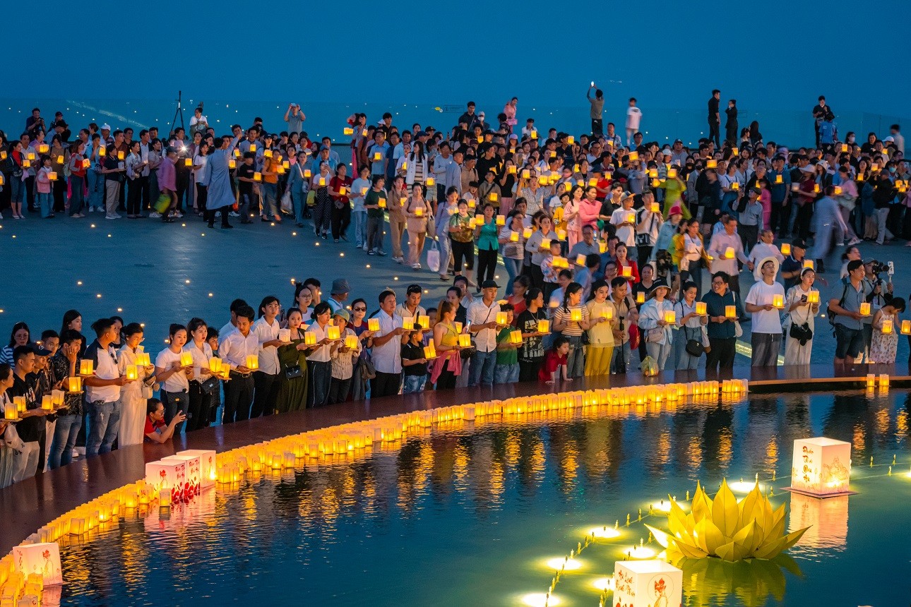 le-dang-dang-dien-ra-vao-cac-buoi-toi-thu-7-tren-nui-ba-den-1750331819.jpg
