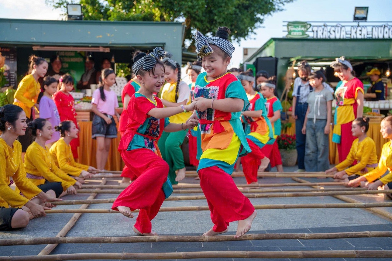 nhieu-hoat-dong-vui-nhon-trong-cho-la-ba-den-1750331818.jpg