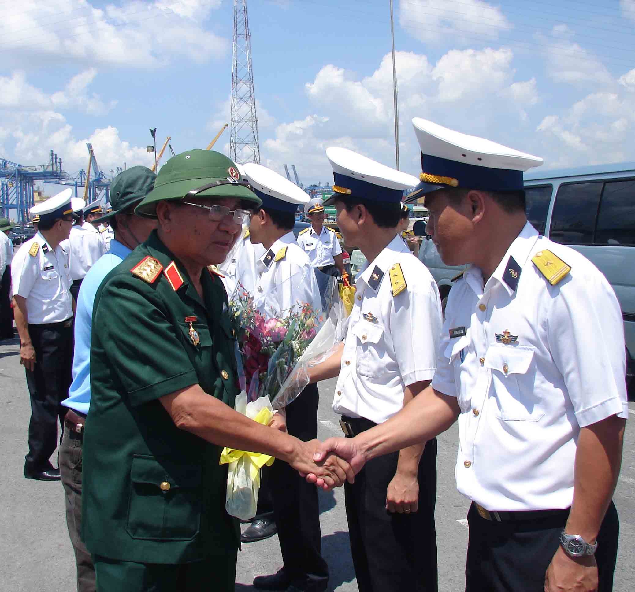 1-tuong-huan-den-voi-can-bo-chien-si-truong-sa-1750403980.jpg