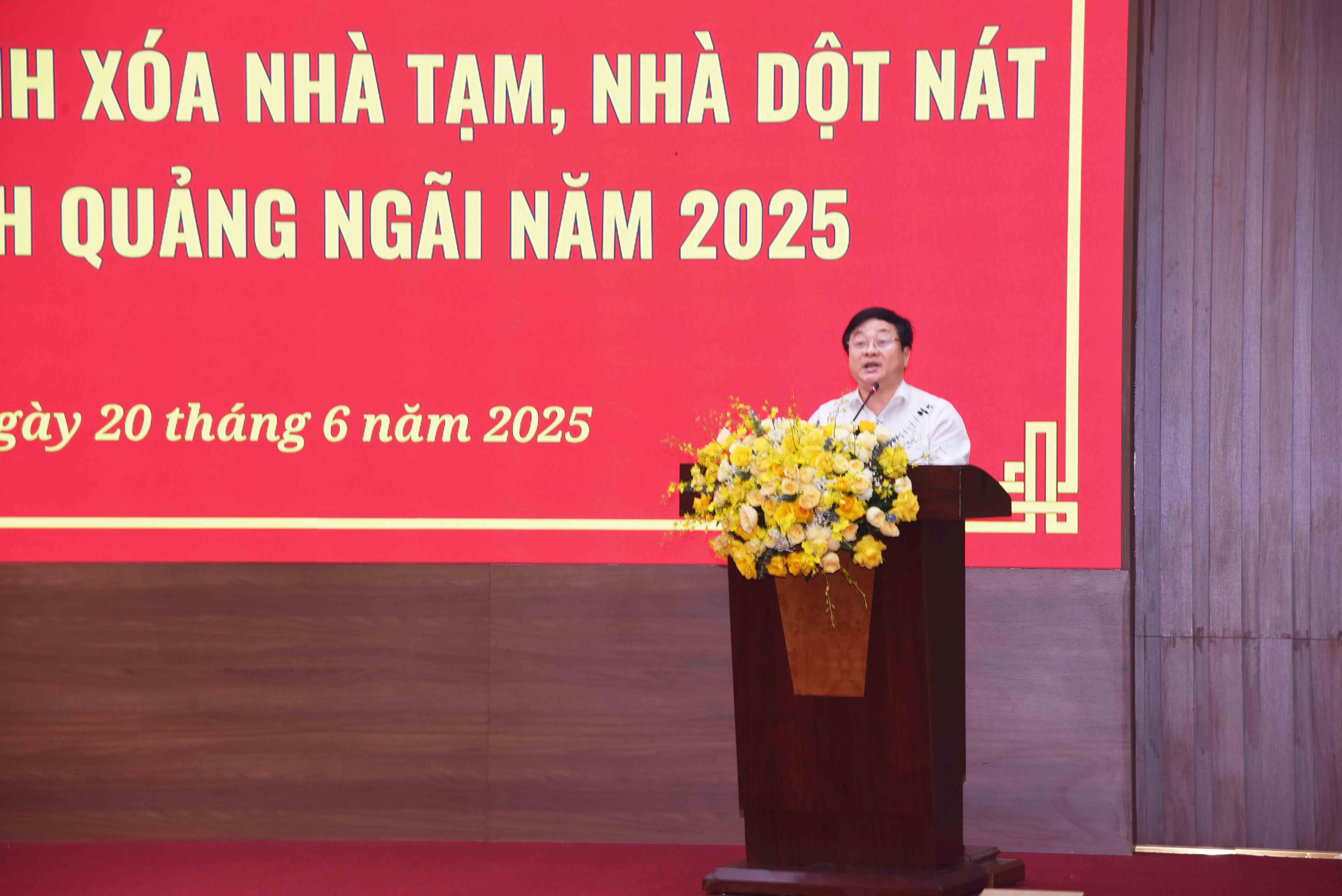 4-dong-chi-nguyen-phuc-nhan-giam-doc-so-xay-dung-bao-cao-chuong-trinh-ho-tro-cho-ho-ngheo-can-ngheo-tai-hoi-nghi-1750399148.jpg