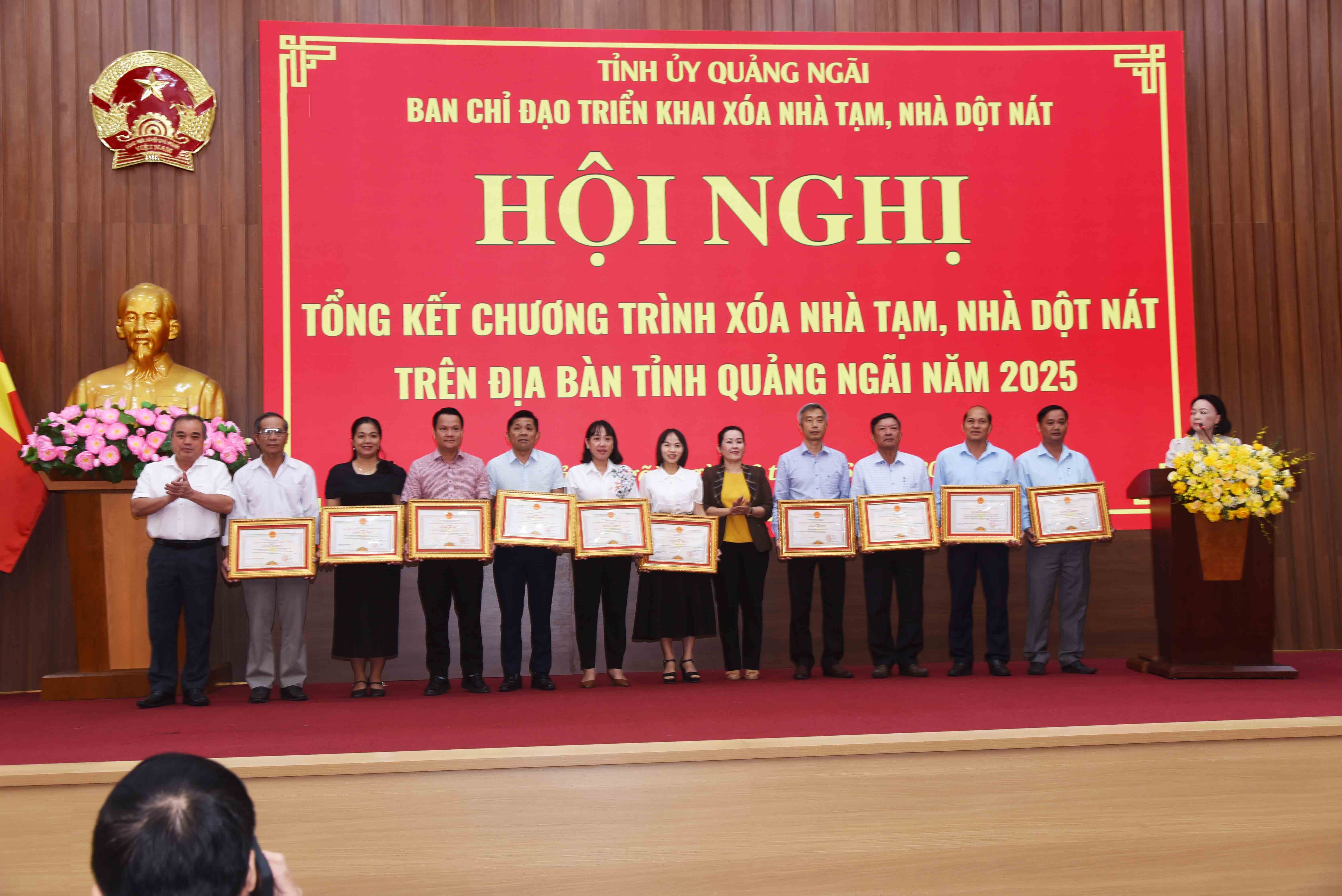 8-dong-chi-dinh-thi-hong-minhpho-bi-thu-va-dong-chi-tran-hoang-tuan-pho-chu-tich-tt-ubnd-tinh-trao-tang-bang-khen-cua-ubnd-tinh-cho-cac-xa-phuong-thuc-hien-tot-chuong-trinh-1750399149.jpg