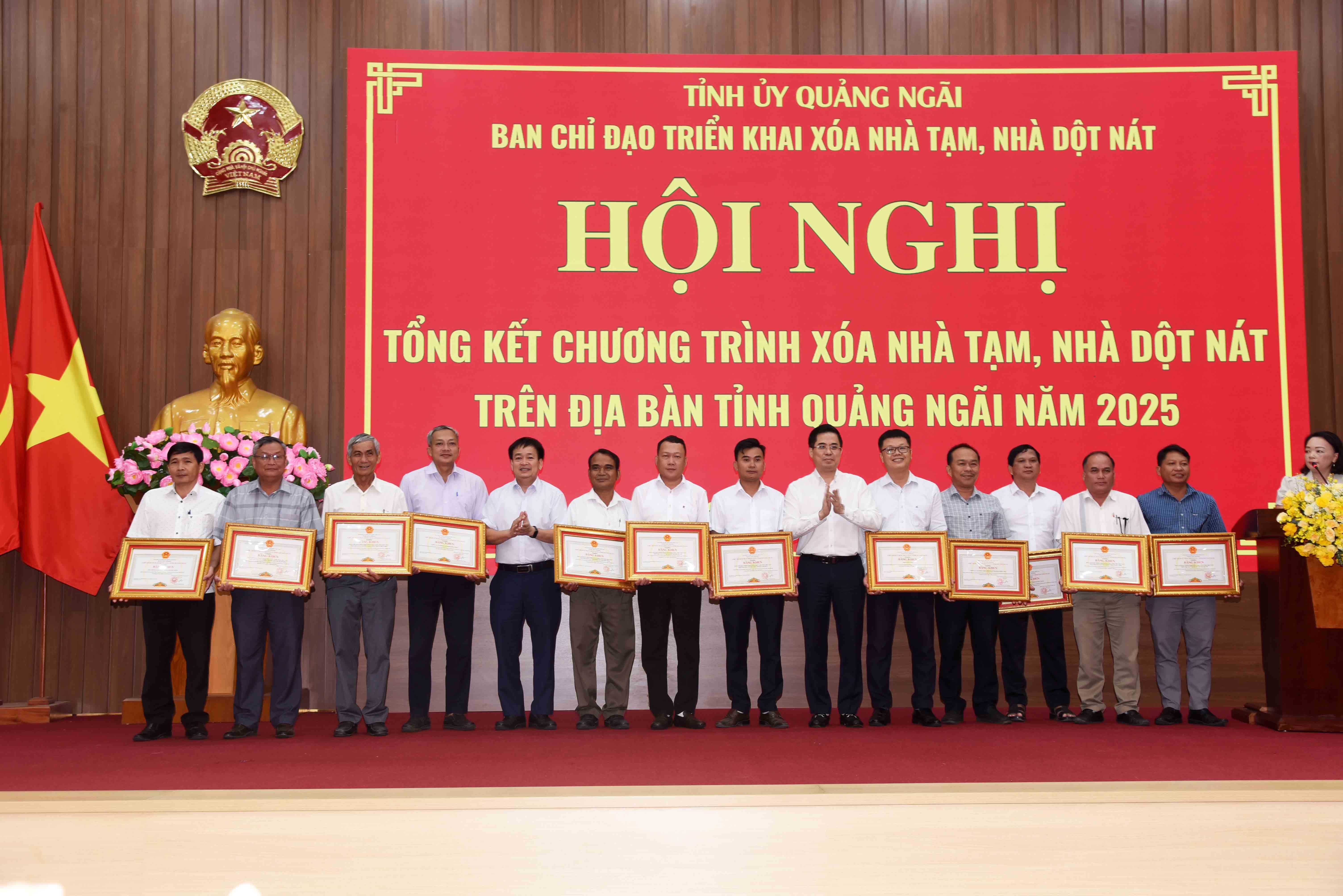 9dong-chi-nguyen-hoang-giang-chu-tich-ubnd-tinh-va-dong-chi-nguyen-cap-phuc-pho-chu-tich-hdnd-tinh-trao-tang-bang-khen-cua-ubnd-tinh-cho-cac-xa-phuong-thuc-hien-tot-chuong-trinh-1750399149.jpg