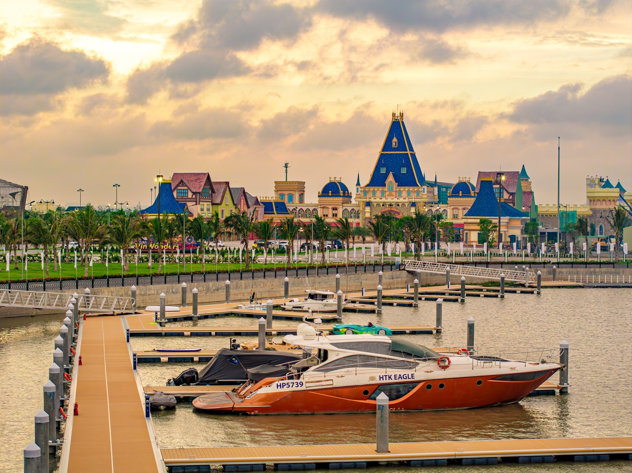 he-thong-tien-ich-dang-cap-cua-vinhomes-royal-island-thu-hut-gioi-dau-tu-va-cu-dan-quoc-te-1750683260.jpg