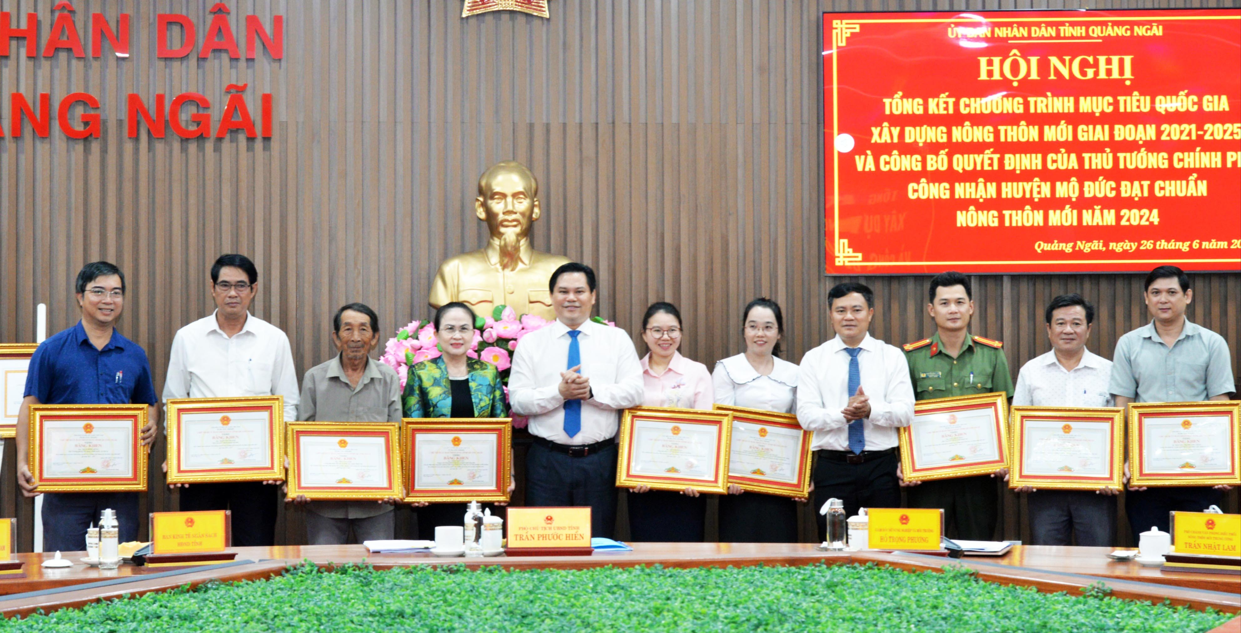 cac-ca-nhan-don-nhan-bang-khen-cua-ubnd-tinh-1750931234.jpg