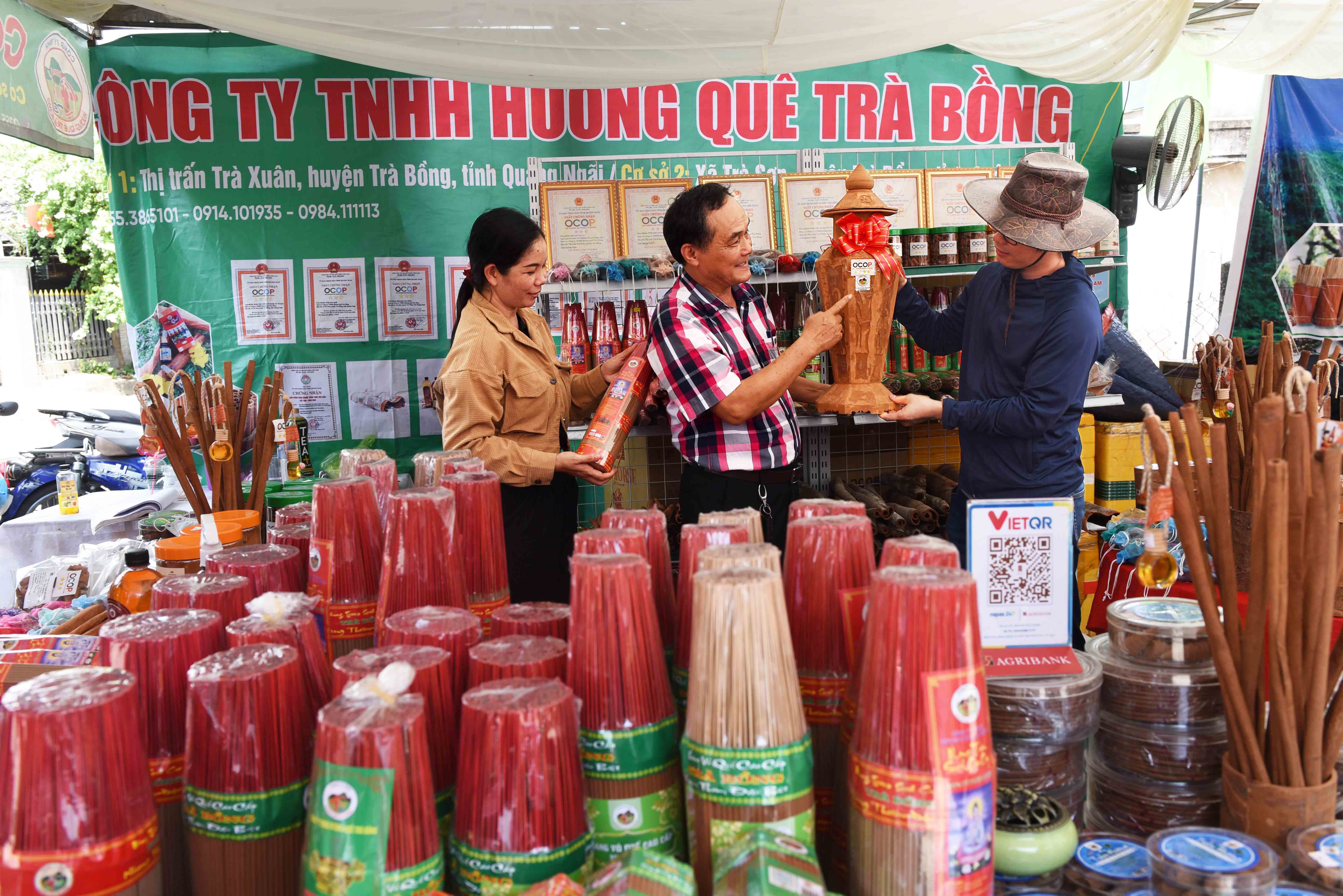 cac-san-pham-lam-tu-vo-que-dat-tieu-chuan-ocop-cua-cong-ty-tnhh-huong-que-tra-bong-anh-dang-lam-1750931473.jpg