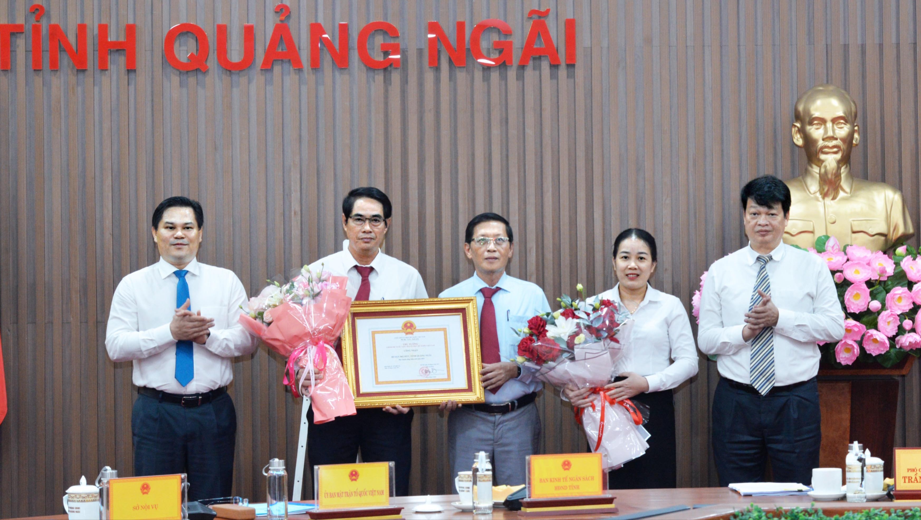 dai-dien-van-phong-dieu-phoi-nong-thon-moi-trung-uong-va-pho-chu-tich-ubnd-tinh-tran-phuoc-hien-trao-quyet-dinh-cua-thu-tuong-chinh-phu-ve-viec-cong-nhan-huyen-mo-duc-dat-chuan-nong-thon-moi-1750931234.jpg