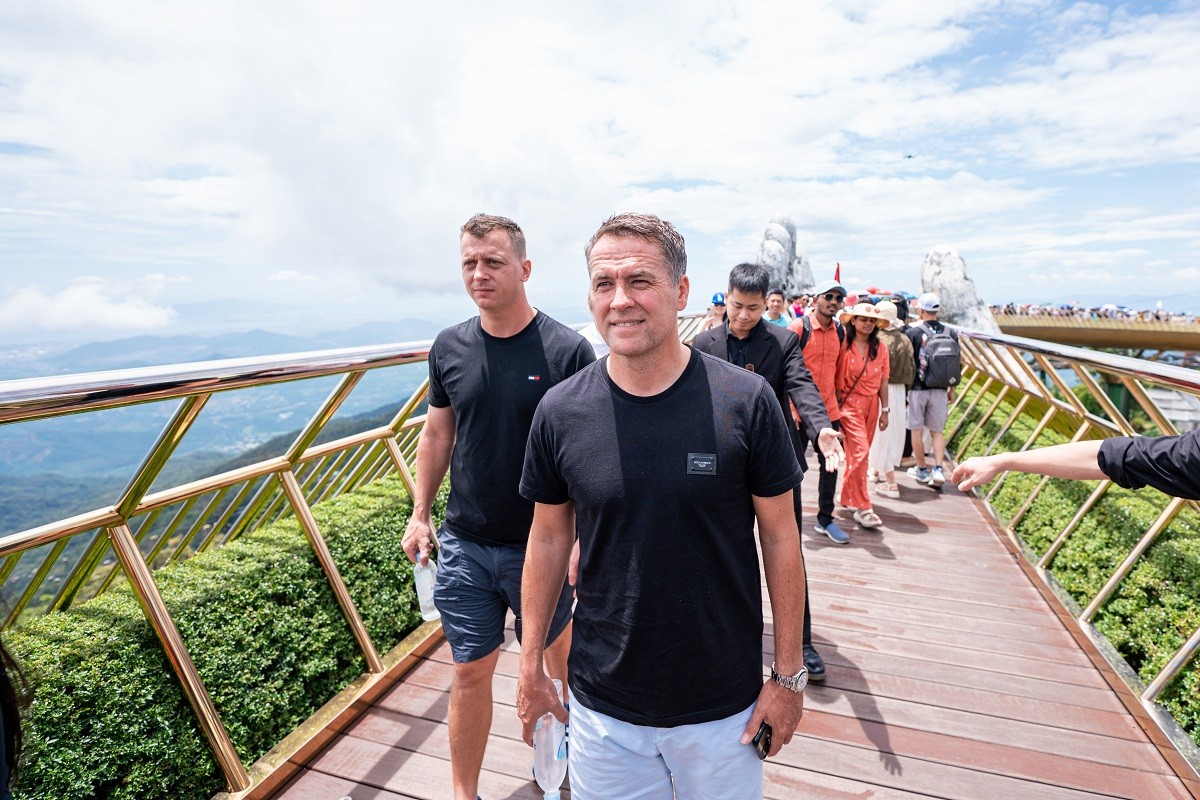 2-ba-huyen-thoai-bong-da-michael-owen-ryan-giggs-paul-scholes-trai-nghiem-ba-na-hills-1751191724.jpg