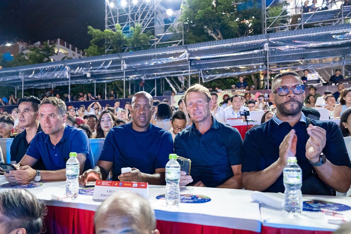 7-ba-huyen-thoai-bong-da-michael-owen-ryan-giggs-paul-scholes-trai-nghiem-ba-na-hills-1751191725.jpg