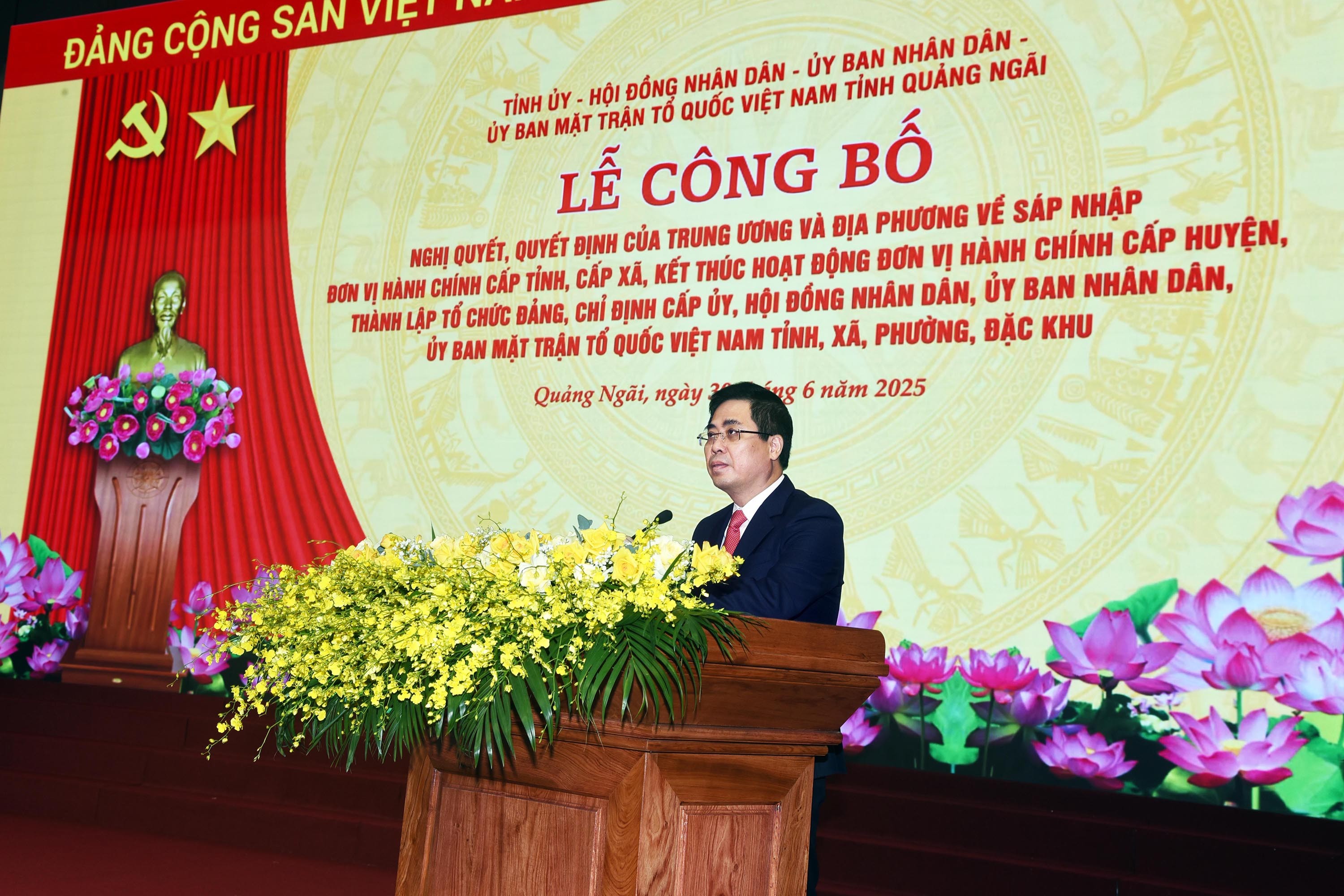 dsc-6625-dong-chi-nguyen-hoang-giang-chu-tich-ubnd-tinh-quang-ngai-cong-bo-cac-quyet-dinh-1751271376.jpg