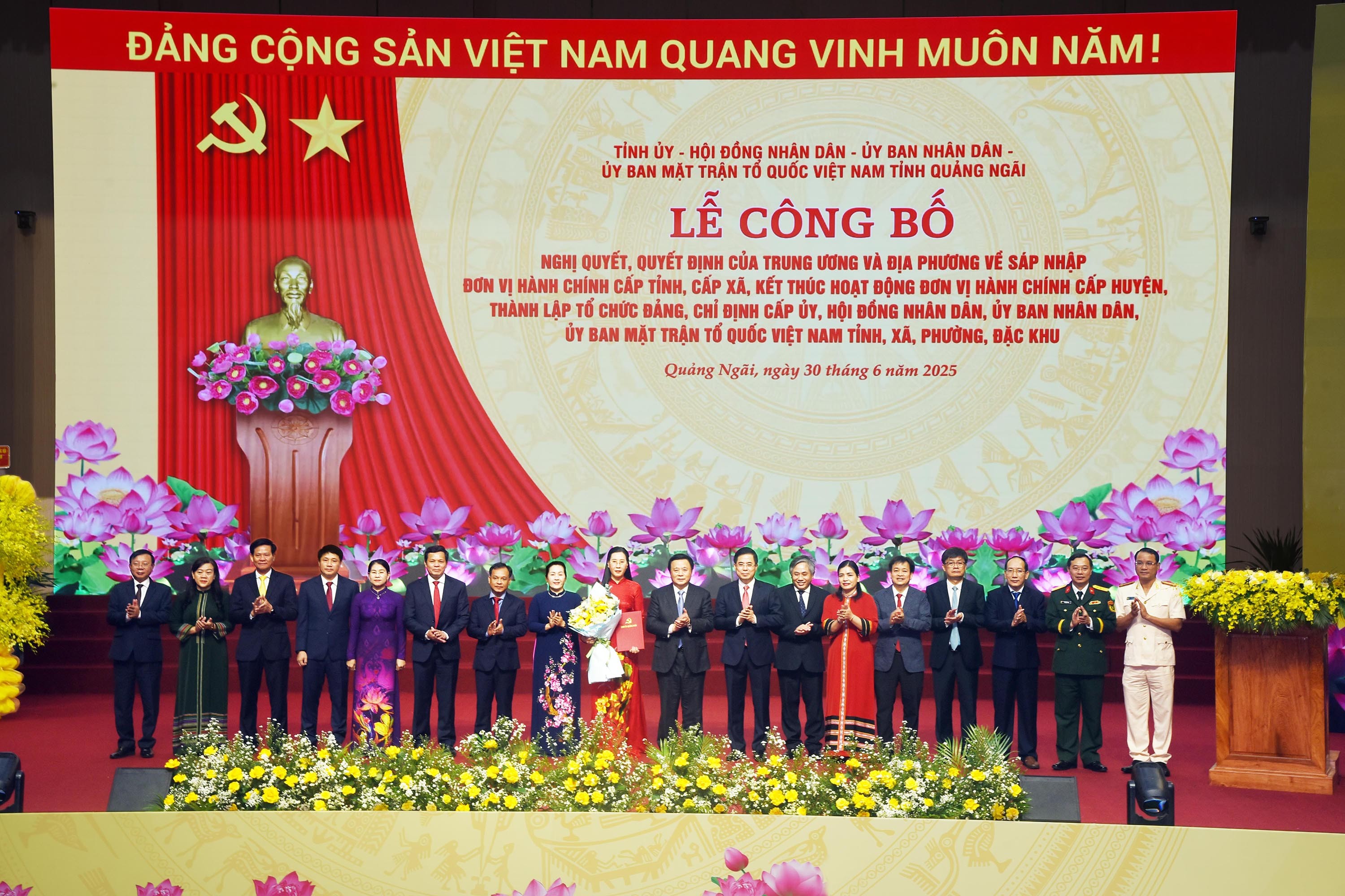 dsc-6637a-dong-chi-nguyen-xuan-thang-uy-vien-bo-chinh-tri-trao-quyet-dinh-cho-cac-dong-chi-trong-ban-thuong-vu-tinh-uy-quang-ngai-1751271376.jpg