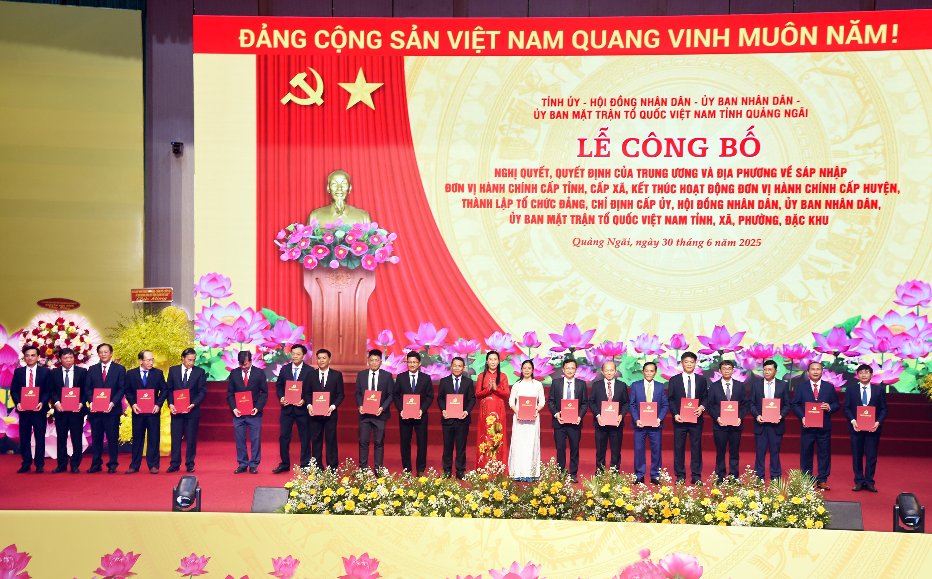 dsc-6641-dong-chi-bui-thi-quynh-van-bi-thu-tinh-uy-quang-ngai-trao-quyet-dinh-cho-cac-dong-chi-bi-thu-xa-phuong-dac-khu-ly-son-1751271377.jpg