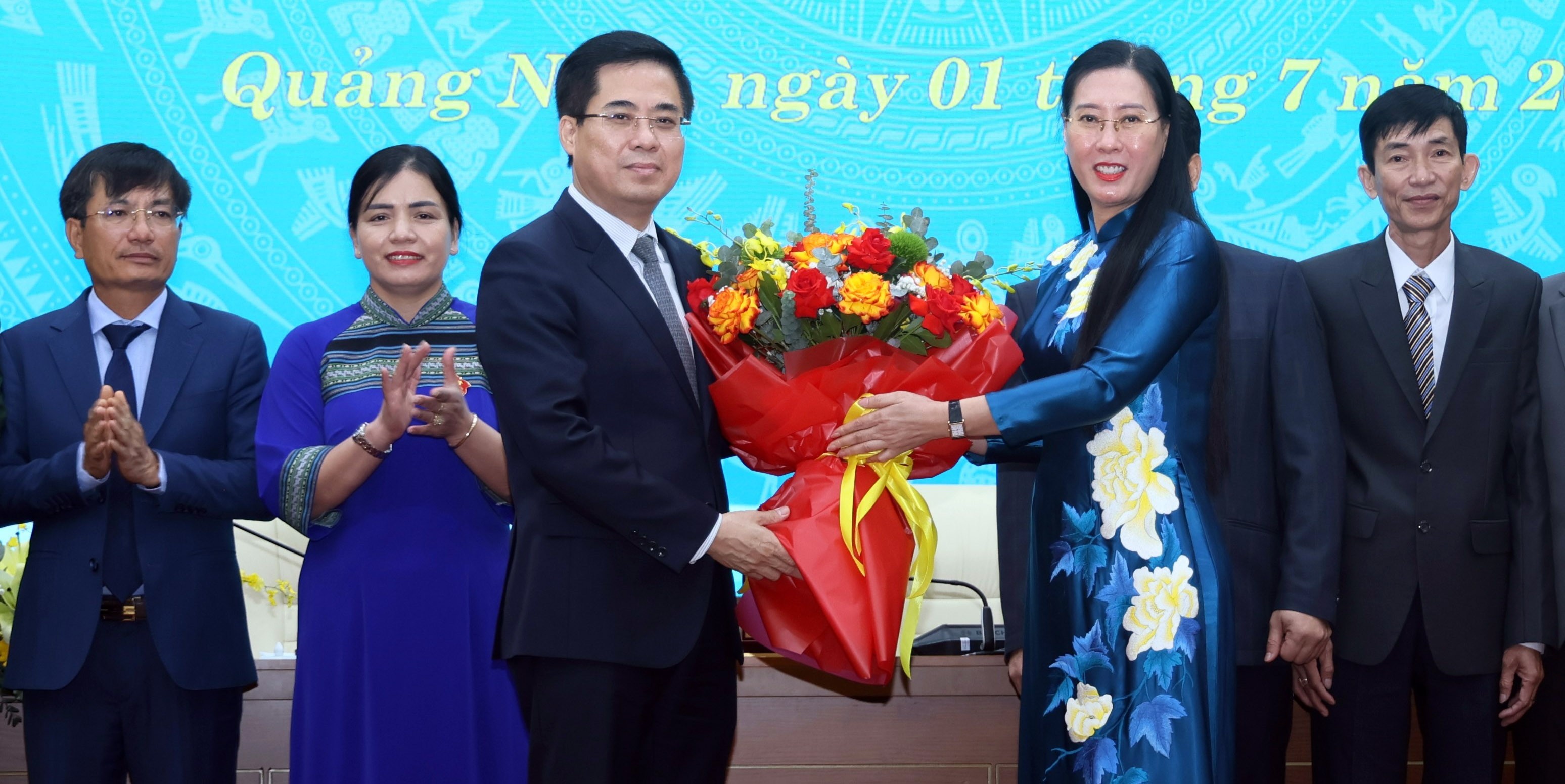 tang-hoa-chuc-mung-chu-tich-va-cac-pho-chu-tich-ubnd-tinh-1751366989.jpg