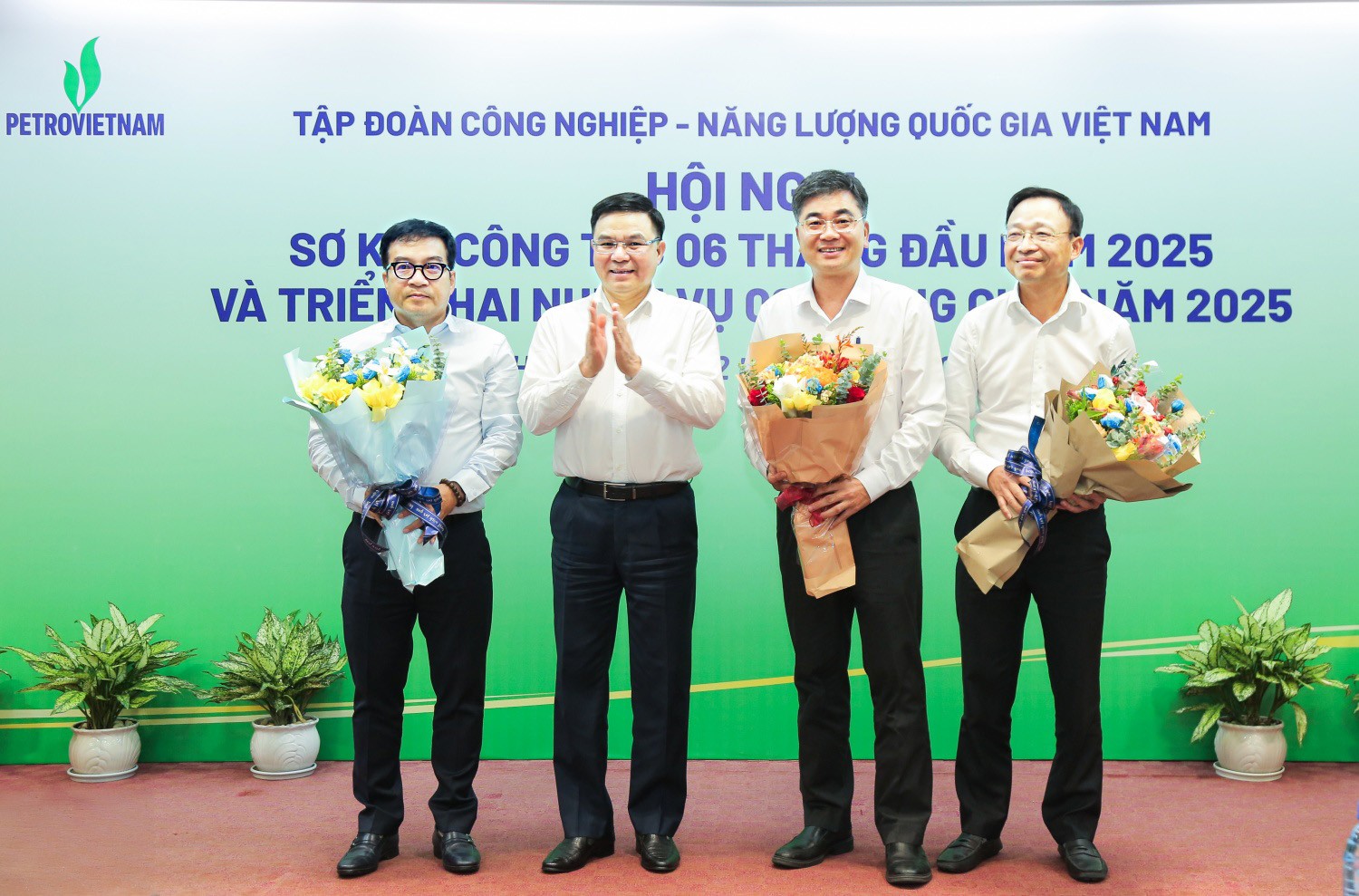 2bsr-vinh-du-duoc-tap-doan-cong-nghiep-nang-luong-quoc-gia-viet-nam-vinh-danh-la-mot-trong-ba-don-vi-cua-tap-doan-hoan-thanh-toan-dien-ke-hoach-quan-tri-6-thang-dau-nam-ve-san-luong-san-xuat-va-cac-chi-tieu-1751515320.jpg