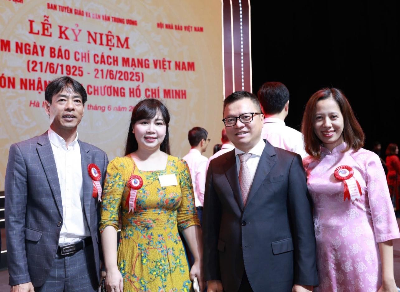 dai-bieu-ban-quan-tri-chua-thien-tong-tan-dieu-chup-anh-ky-niem-cung-ong-le-quoc-minh-chu-tich-hoi-nha-bao-1751691555.jpg