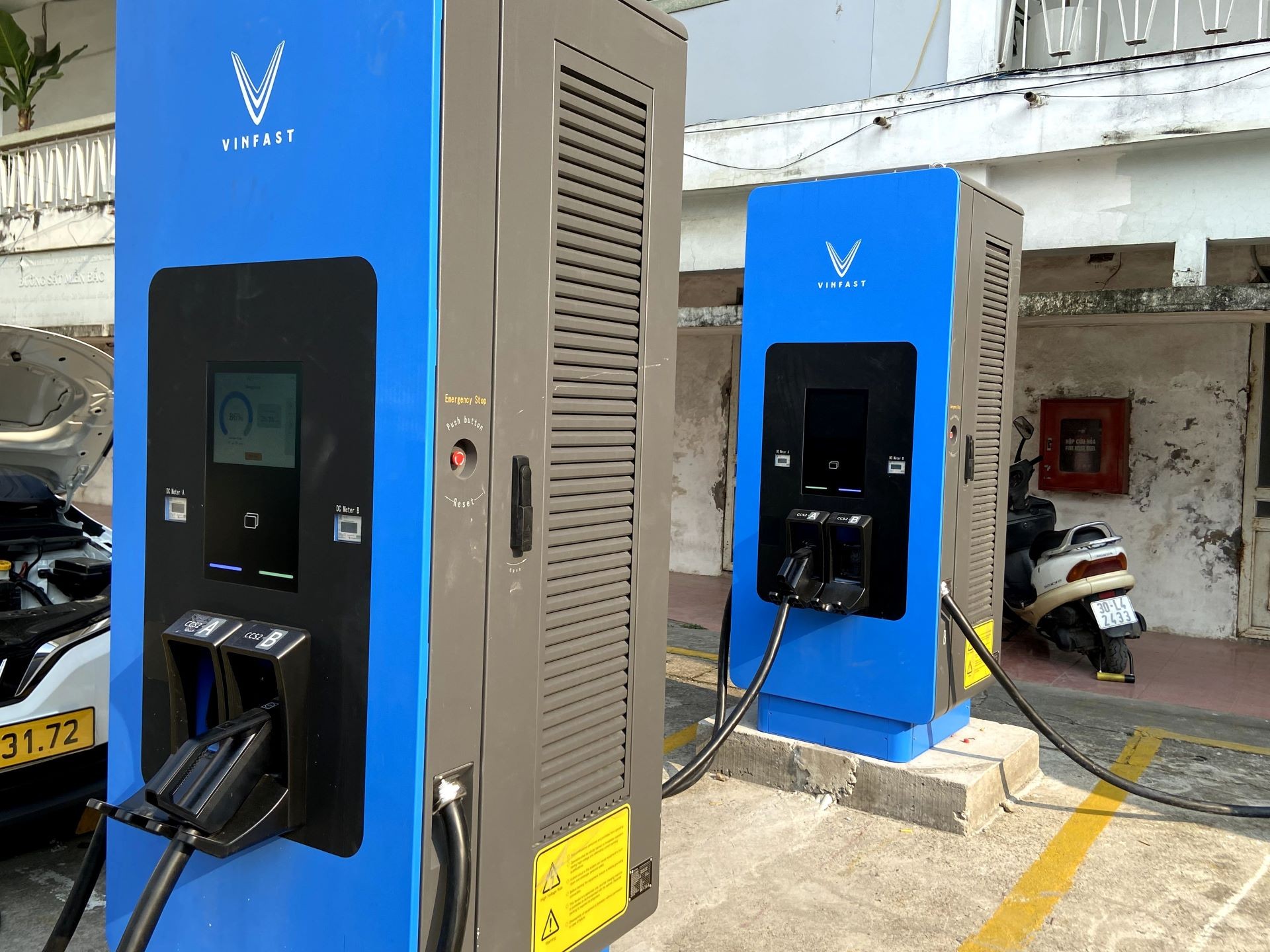 Cận cảnh trạm sạc siêu nhanh hỗ trợ tới 30 xe cùng lúc tại 785 Trương Định ảnh 3