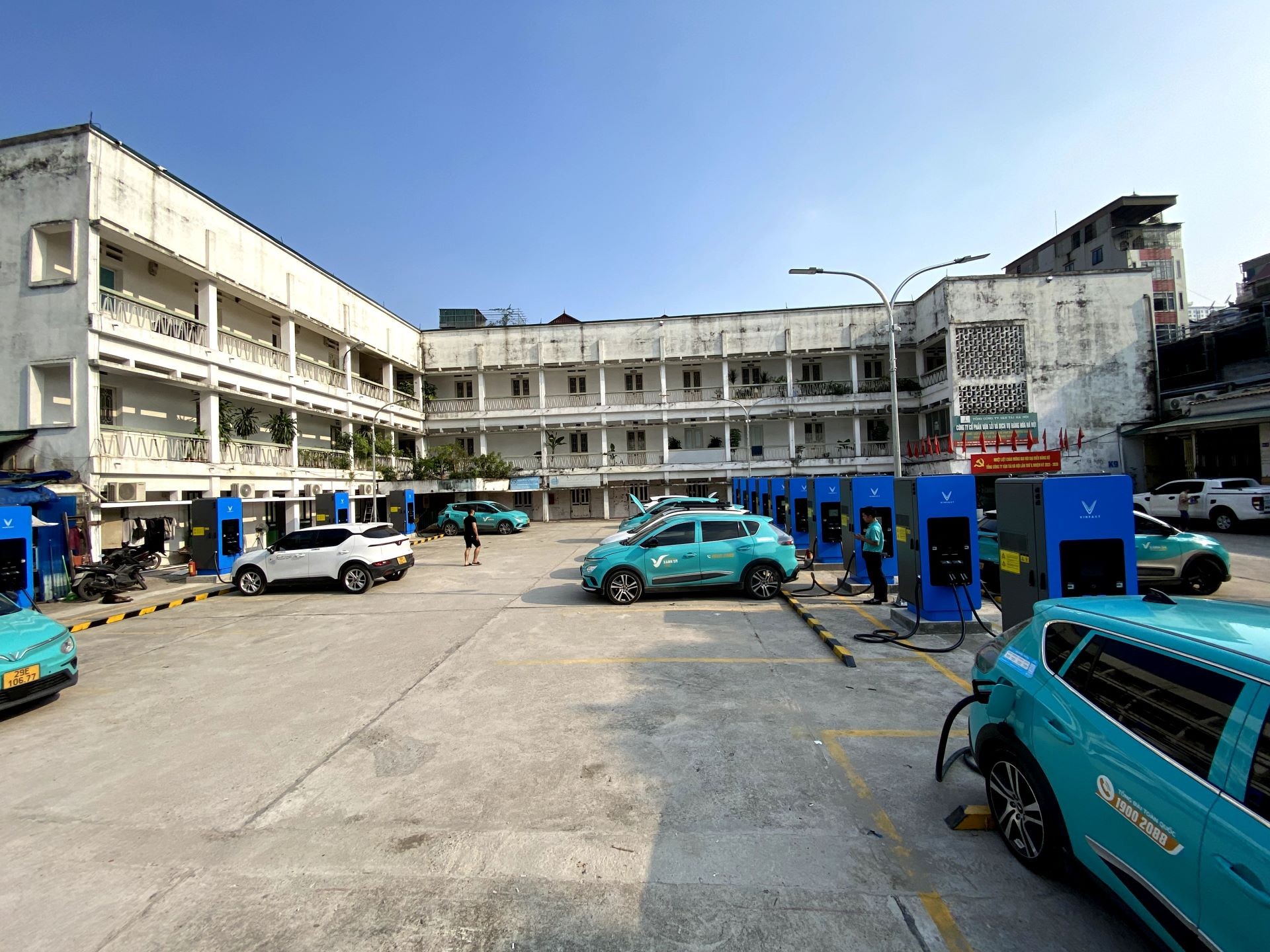 Cận cảnh trạm sạc siêu nhanh hỗ trợ tới 30 xe cùng lúc tại 785 Trương Định ảnh 4