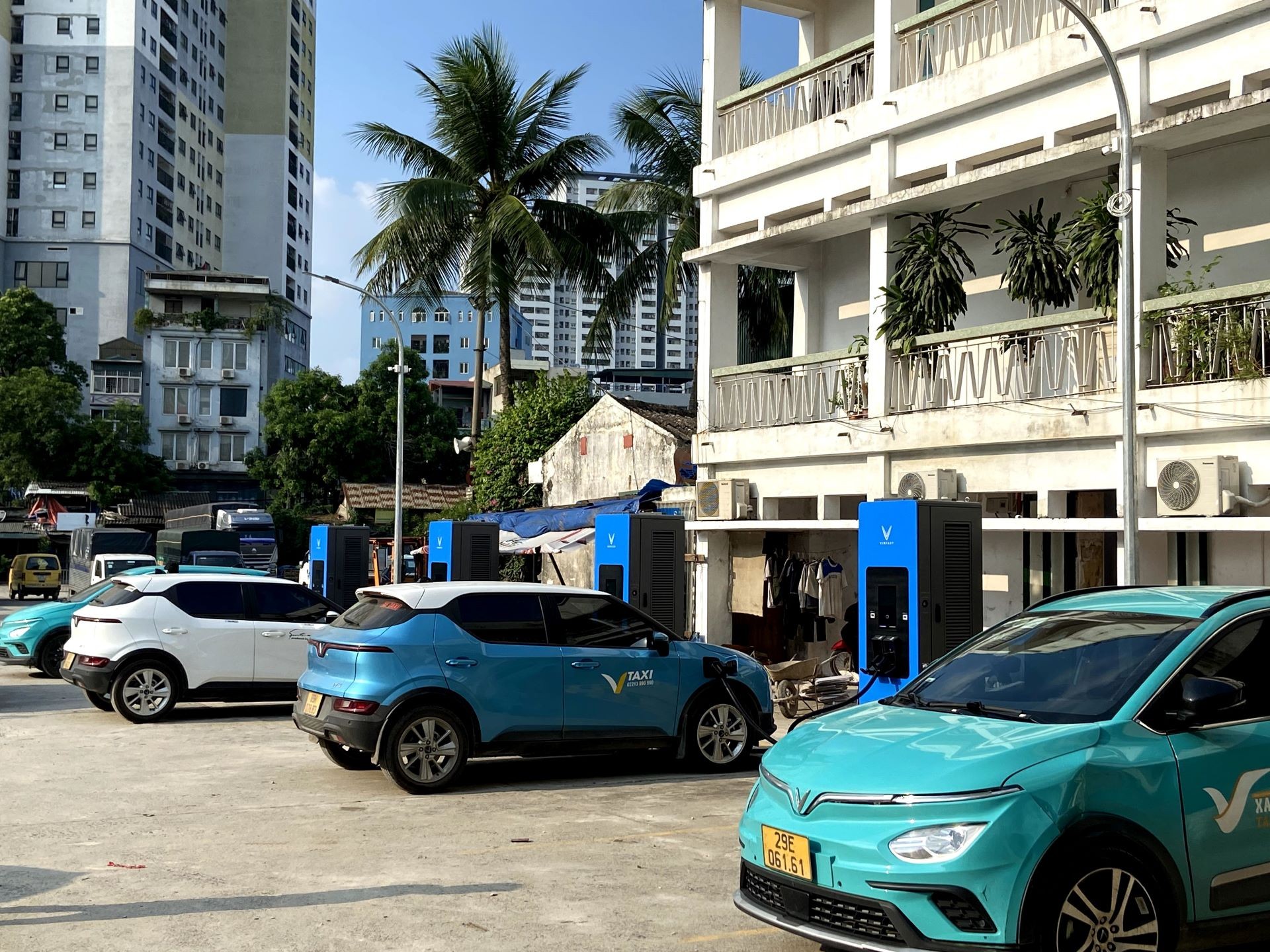 Cận cảnh trạm sạc siêu nhanh hỗ trợ tới 30 xe cùng lúc tại 785 Trương Định ảnh 5
