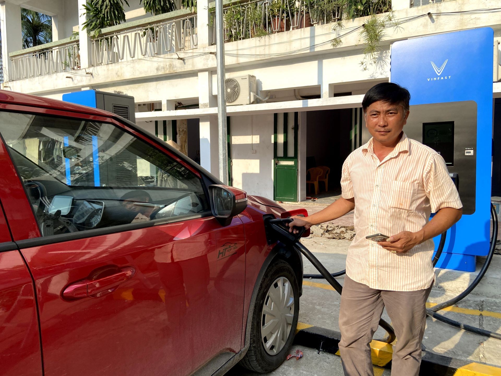 Cận cảnh trạm sạc siêu nhanh hỗ trợ tới 30 xe cùng lúc tại 785 Trương Định ảnh 7
