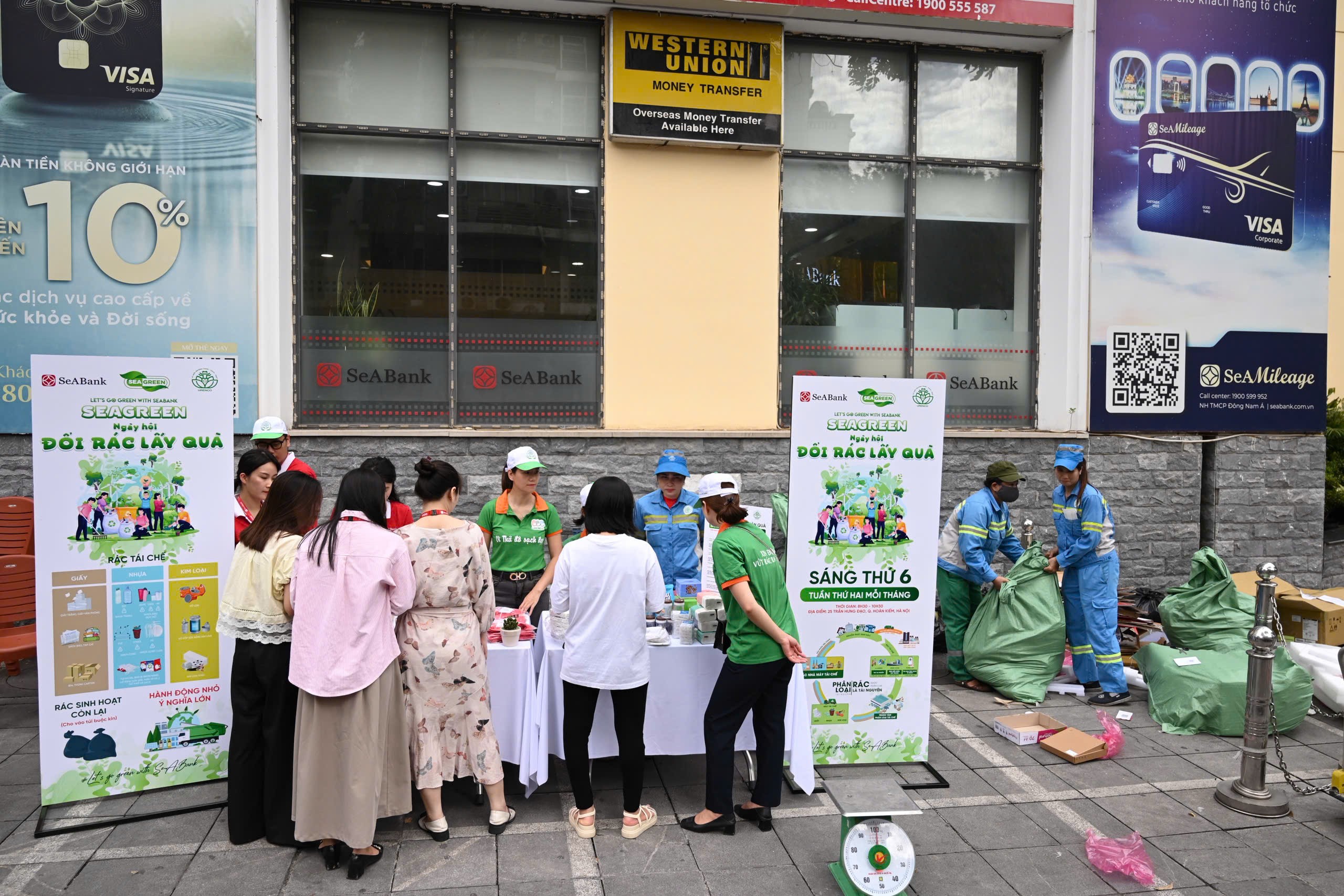 ngay-hoi-doi-rac-lay-qua-tai-tru-so-seabank-so-25-tran-hung-dao-phuong-hoan-kiem-ha-noi-1752215336.jpg