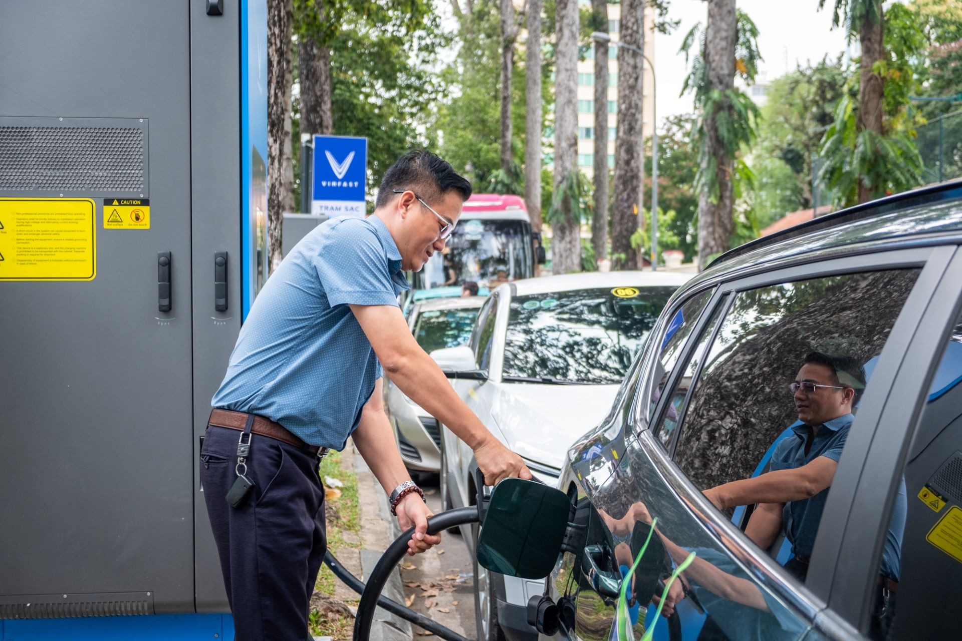 Thêm trạm sạc V-Green siêu nhanh 120 kW cho xe đỗ dưới lòng đường ở trung tâm TP. Hồ Chí Minh ảnh 4