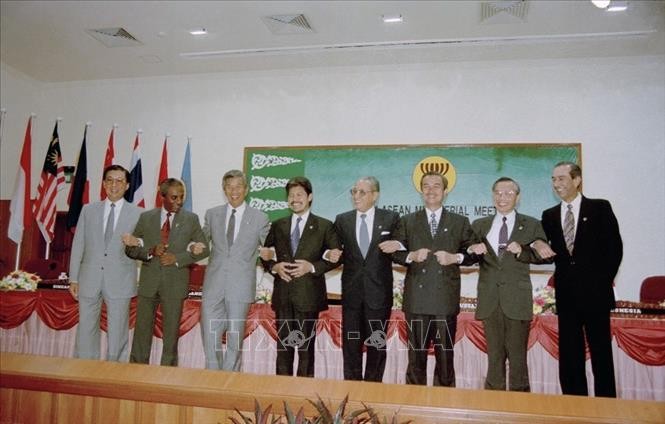 vna-potal-25-nam-ngay-viet-nam-gia-nhap-asean-2871995-2872020-khoanh-khac-brunei-1995-chao-mung-viet-nam-gia-nhap-ngoi-nha-chung-a-074110274-stand-1752509405.jpg