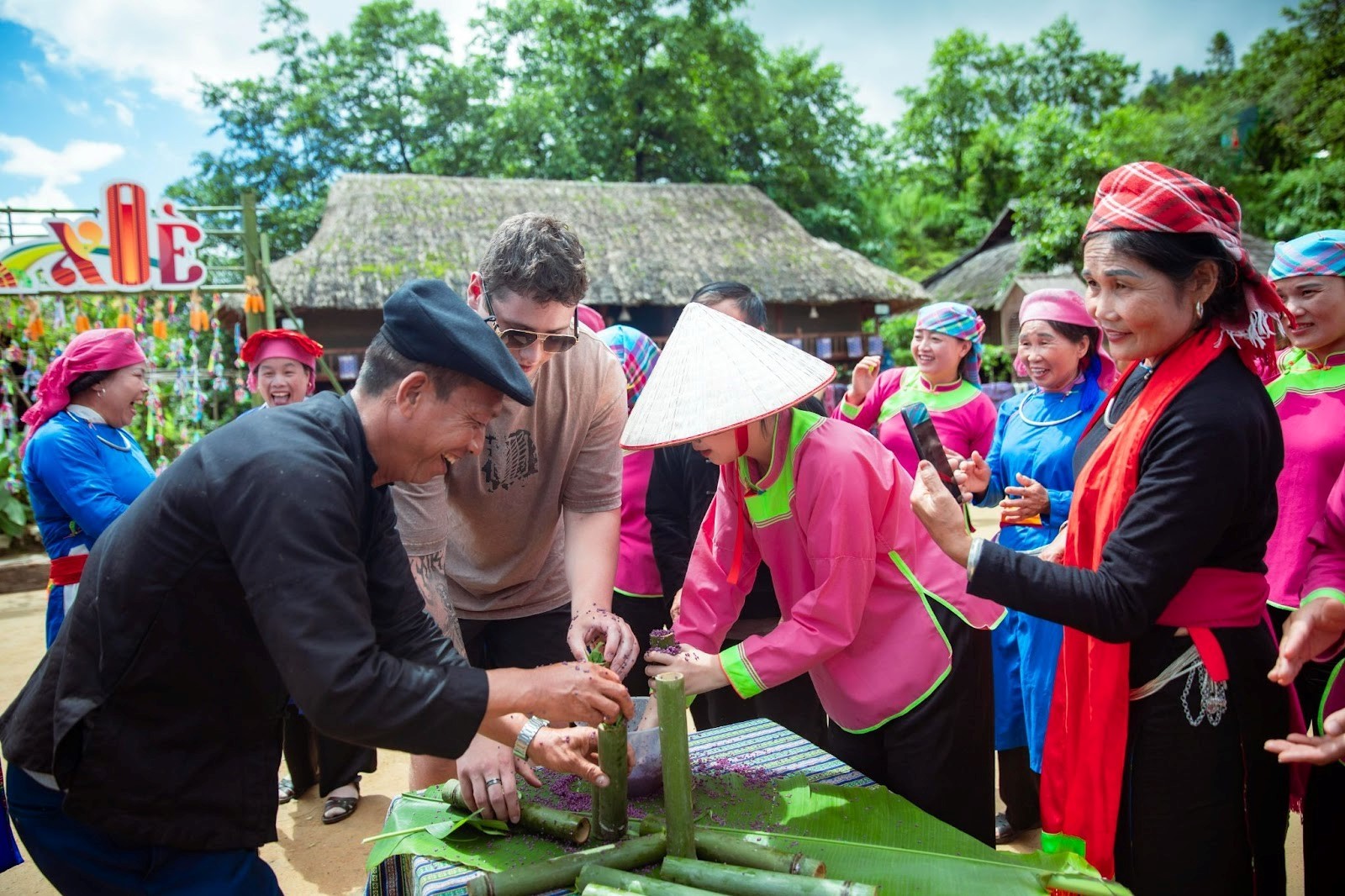 11-le-hoi-xoe-ban-may-sa-pa-cuoc-thi-lam-com-lam-1752576847.jpg