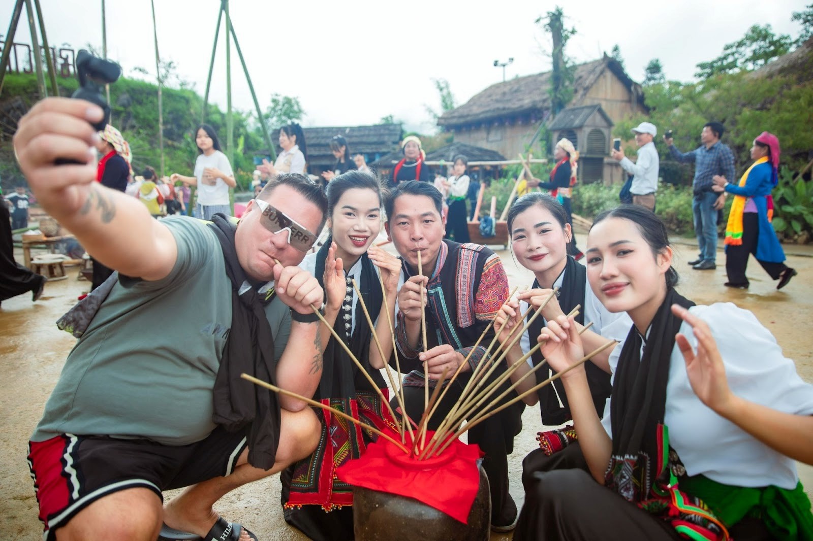 13-le-hoi-xoe-ban-may-sa-pa-khach-tay-uong-ruou-can-1752576847.jpg