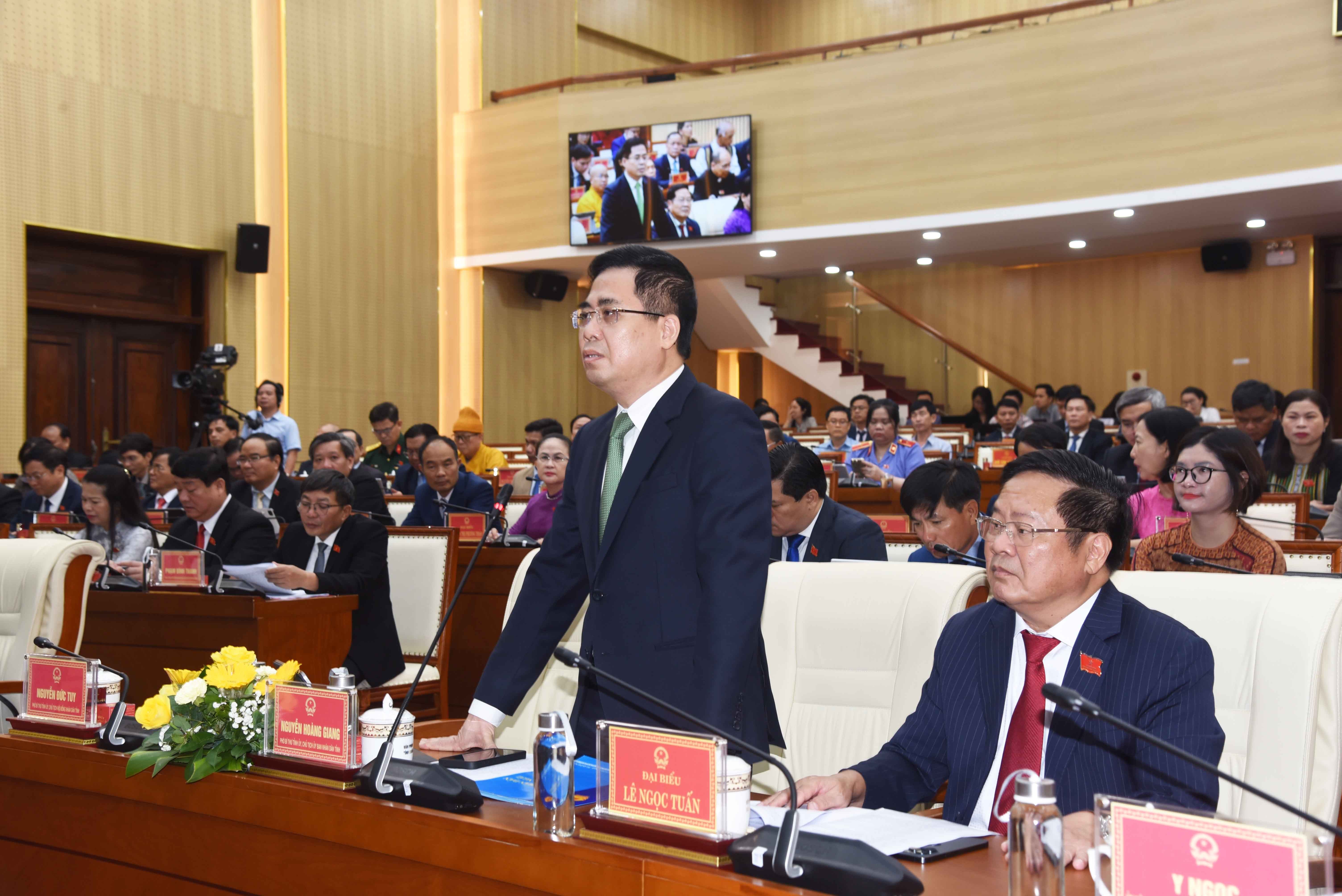 15-chu-tich-ubnd-tinh-quang-ngai-nguyen-hoang-giang-phat-bieu-thao-luan-tai-ky-hop-1752574376.jpg