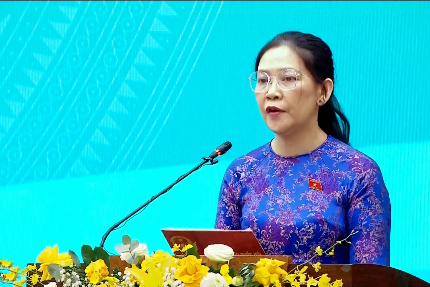 7-ba-huynh-thi-anh-suong-pho-truong-doan-dai-bieu-quoc-hoi-tinh-bao-cao-ket-qua-ky-hop-quoc-hoi-1752574375.jpg