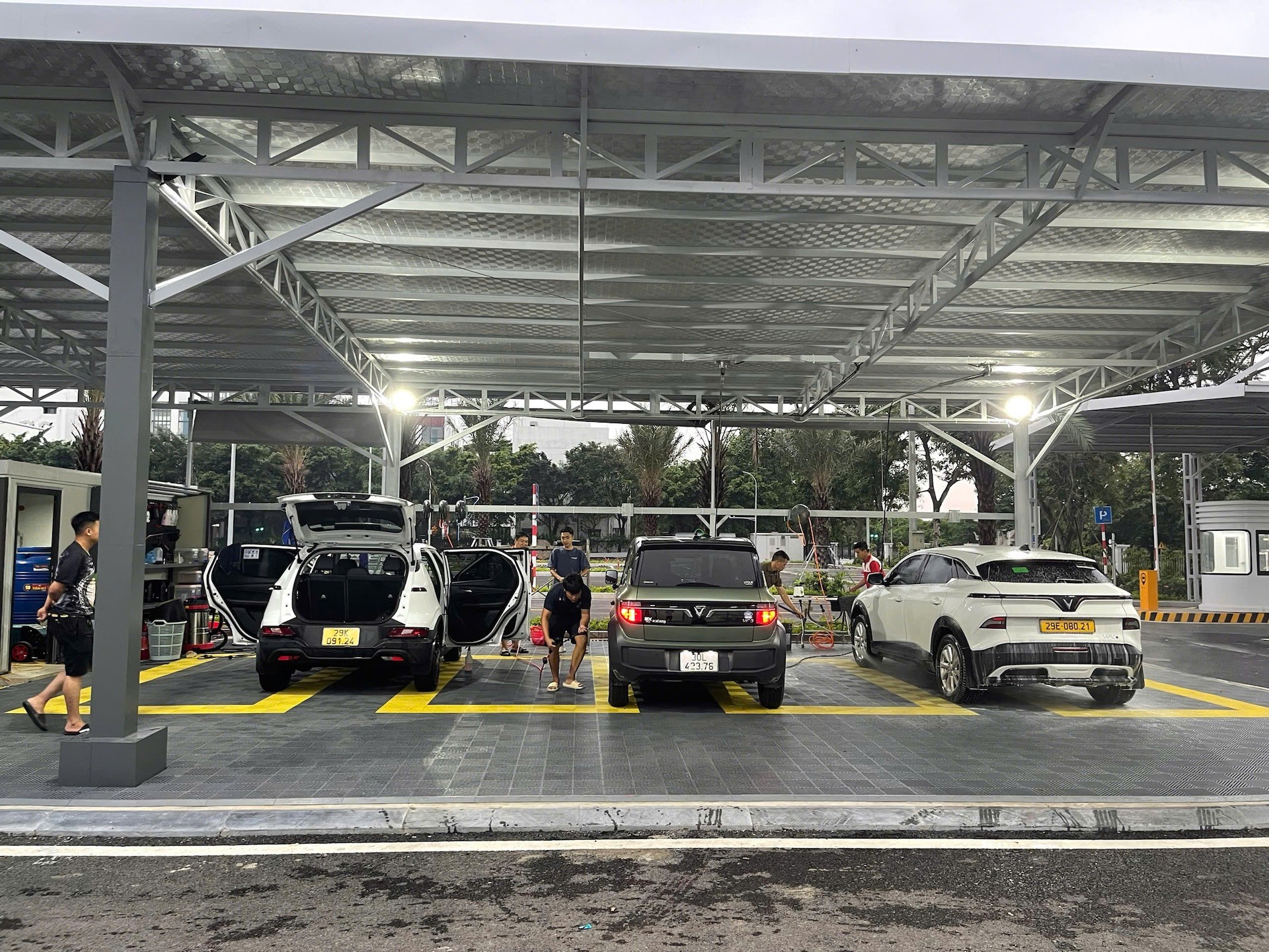 Chủ kinh doanh xăng dầu mở trạm sạc xe điện tích hợp tiện ích: ‘Xe điện là xu thế, nên đón sóng sớm’