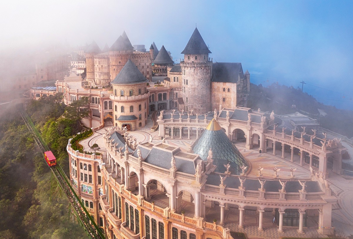 ve-dep-nhu-buoc-ra-tu-co-tich-cua-sun-world-ba-na-hills-1752739422.jpg