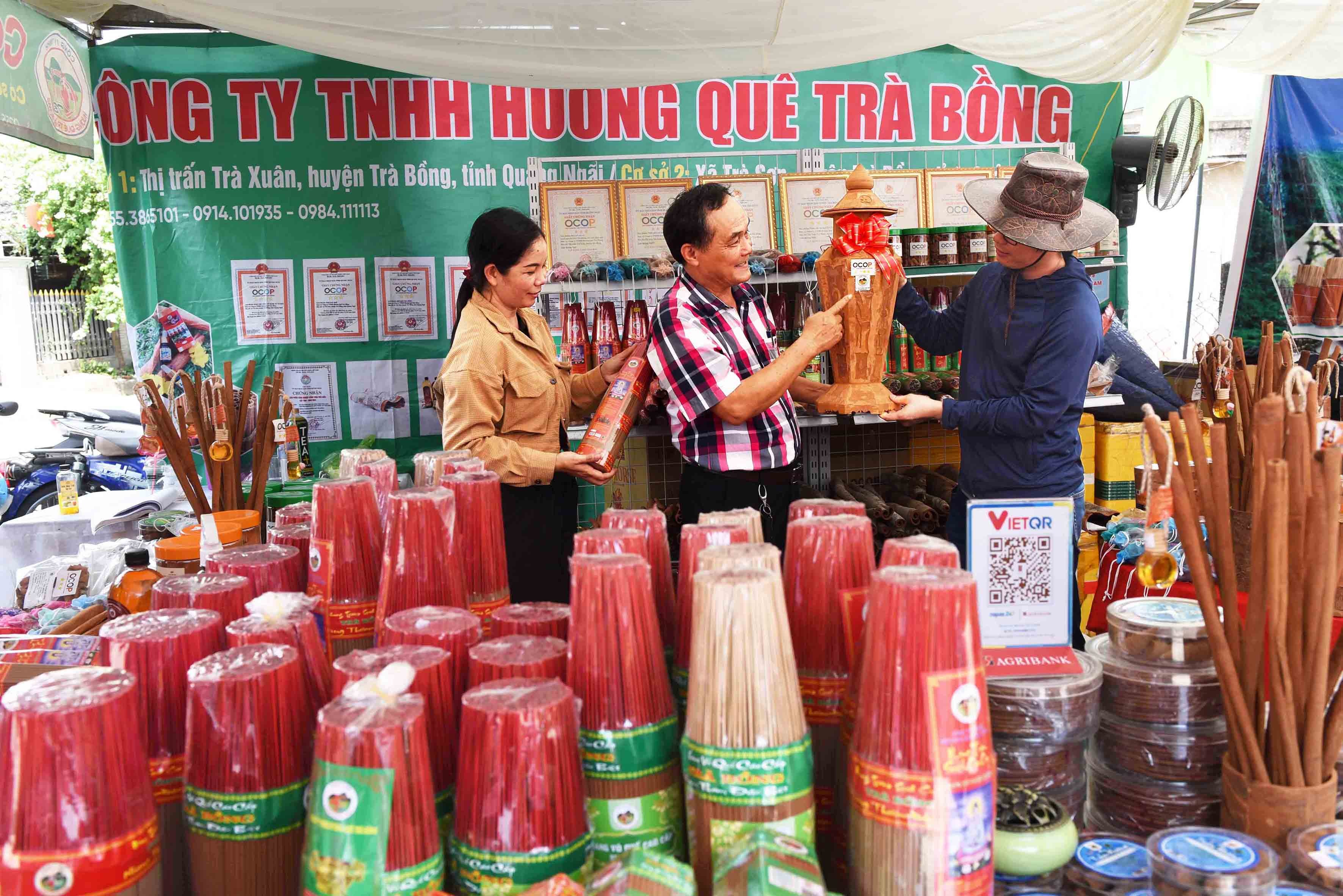 3-cac-san-pham-lam-tu-vo-que-dat-tieu-chuan-ocop-cua-cong-ty-tnhh-huong-que-tra-bong-anh-dang-lam-1753258331.jpg